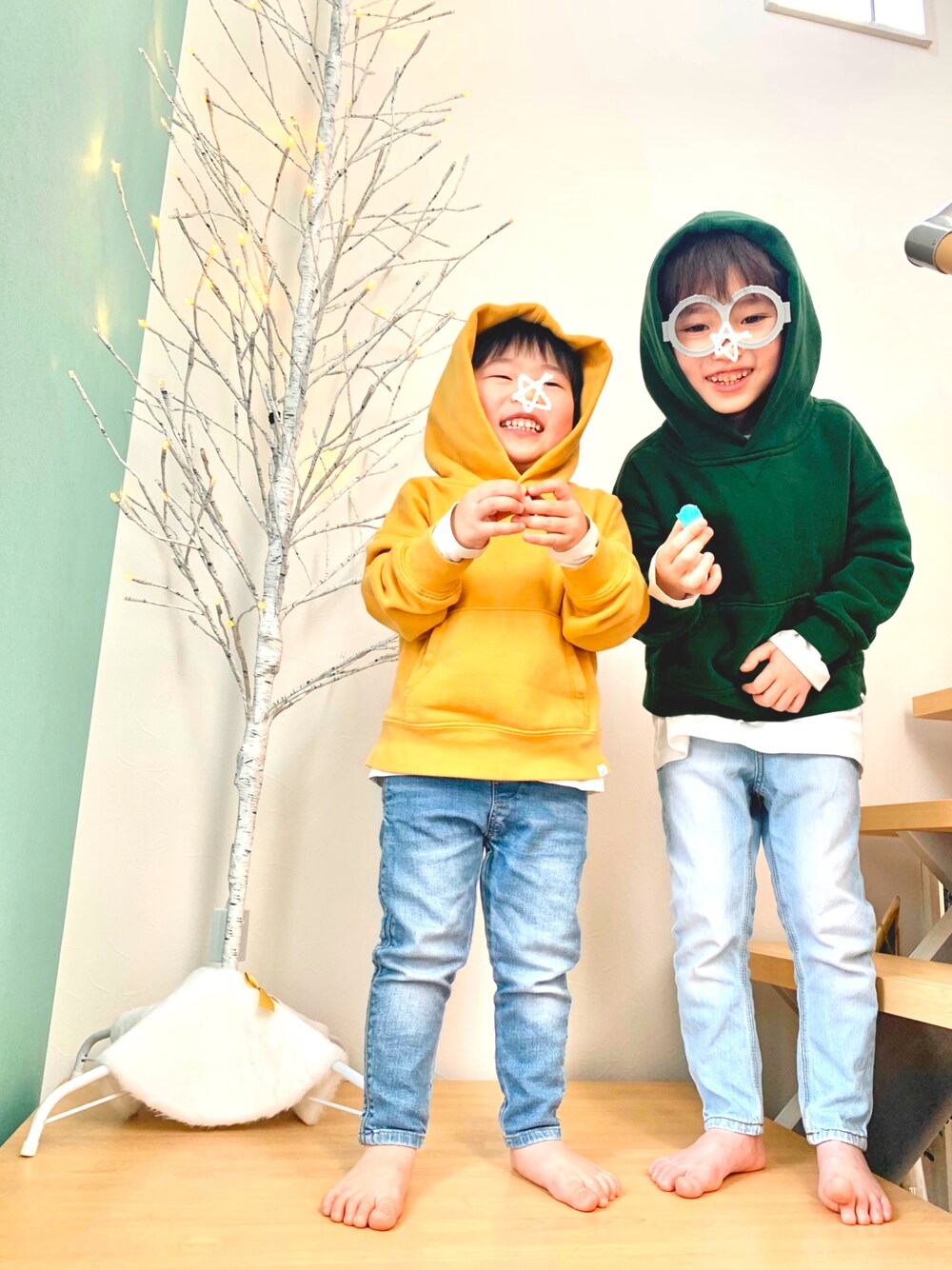「休日コーデ、キッズコーデ、男の子、パーカー、シンプル、5歳、3歳、兄弟コーディネート、おそろいコーデ、リラックススタイル、緑、黄色、フード、デニム、プチプラ」｜「ZARA KIDSのアイテム（Tシャツ/カットソー、ホワイト系）」を使った、s n さん（キッズ・110cm）の冬コーディネートの1枚目の写真