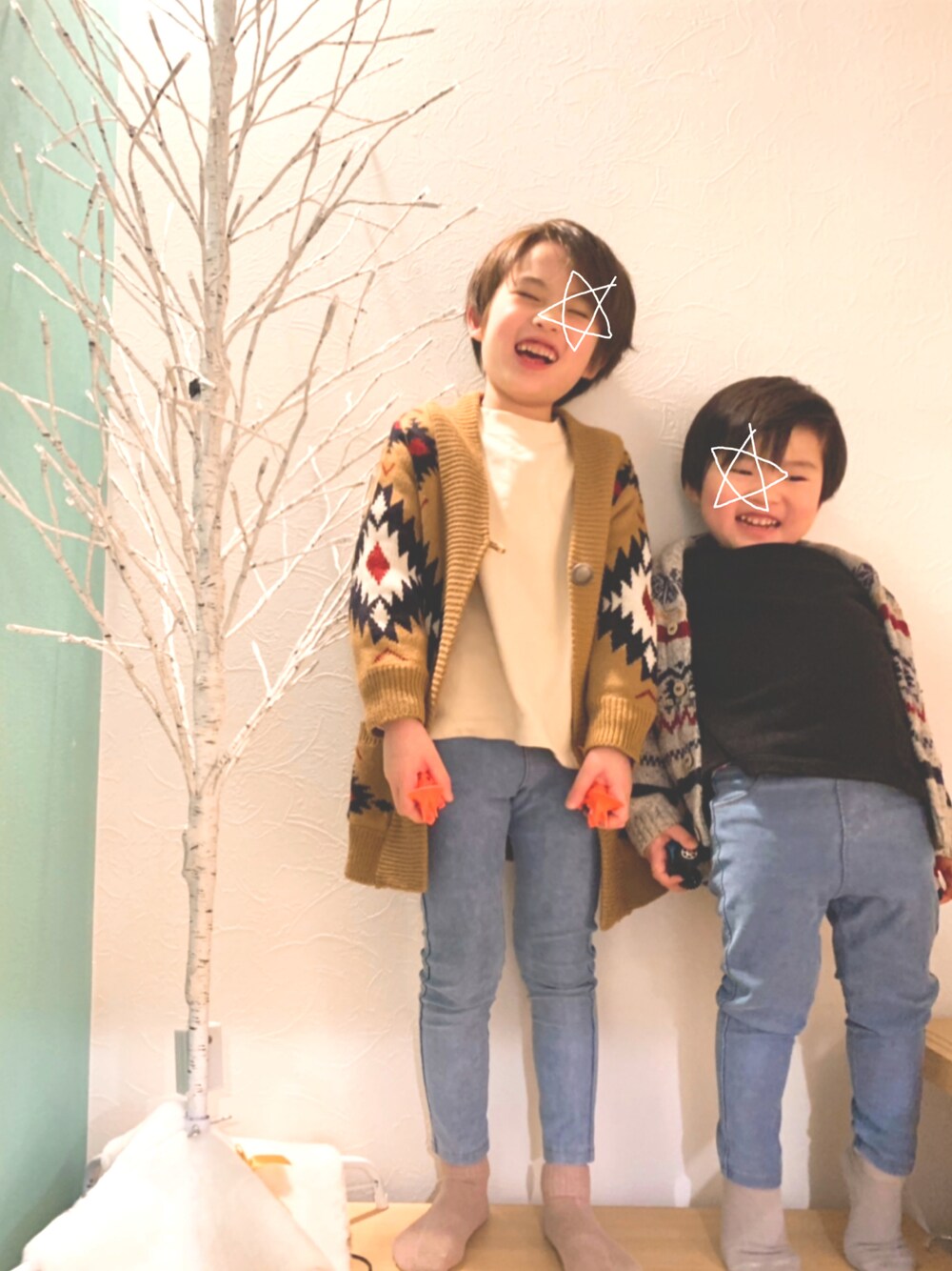 「男の子、6歳、3歳、兄弟コーディネート、休日コーデ、ニットカーディガン、ロングカーディガン、デニム、キッズコーデ、ZARA、GU、H&M、カーディガン、プチプラ」｜「ZARA KIDSのアイテム（デニムパンツ、ブルー系）」を使った、s n さん（キッズ・110cm）の春コーディネートの1枚目の写真