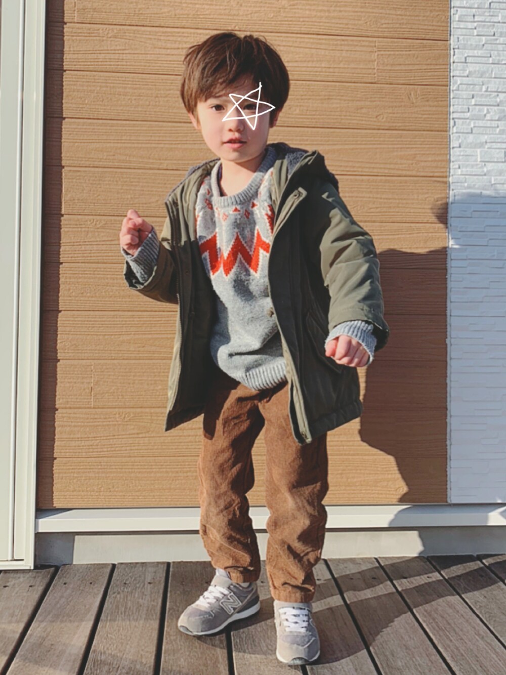 「カジュアル、男の子、5歳、ニット、コーデュロイパンツ、キッズコーデ、ゆったりコーデ、スニーカー、New Balance、プチプラ、あったかコーデ、コート、しまむら、GU、西松屋」｜「西松屋のアイテム（その他パンツ、ブラウン系）」を使った、s n さん（キッズ・110cm）の冬コーディネートの1枚目の写真