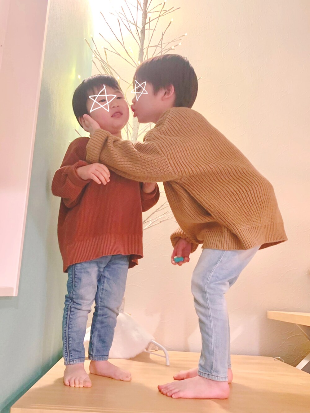 「キッズファッション、休日スタイル、ベージュ、カジュアル、プチプラコーデ、ニット、ブラウン、デニム、男の子、兄弟コーディネート、おそろいコーデ、3歳、5歳、ビッグシルエット、オーバーサイズ」｜「西松屋のアイテム（ニット/セーター、ベージュ系）」を使った、s n さん（キッズ・110cm）の冬コーディネートの1枚目の写真