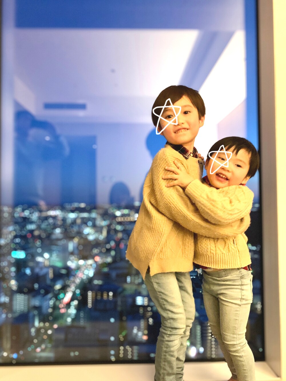 「兄弟コーディネート、リンクコーデ、男の子、5歳、3歳、ニット、セーター、チェックシャツ、ベージュ、重ね着、キッズコーデ、あったかコーデ、ケーブルニット、プチプラコーデ、冬コーデ」｜「H&Mのアイテム（デニムパンツ、ブルー系）」を使った、s n さん（キッズ・110cm）の冬コーディネートの1枚目の写真