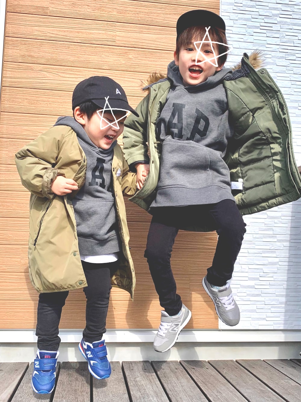 「あったかコーデ、ビッグシルエット、キッズファッション、モノトーン、パーカー、男の子、5歳、3歳、兄弟コーディネート、おそろいコーデ、キャップ、GAP、New Balance、スニーカー、カジュアル」｜「GAPのGapロゴスウェットパーカー (キッズ)（パーカー、グレー系）」を使った、s n さん（キッズ・110cm）の冬コーディネートの1枚目の写真