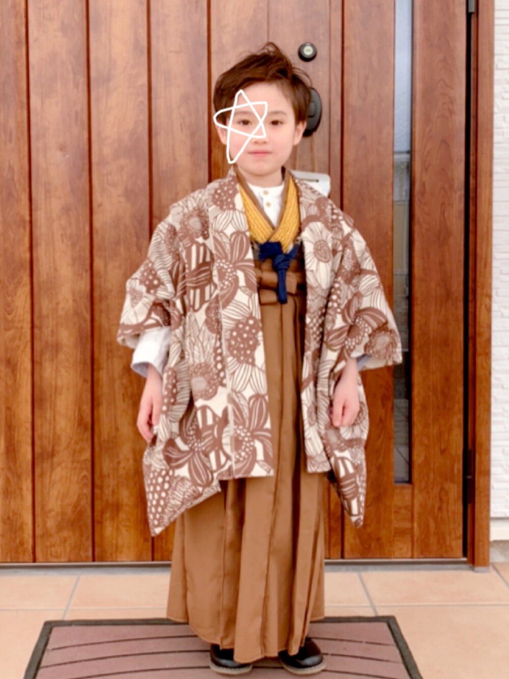 「キッズコーデ、男の子、卒園式、6歳、袴、ハンドメイド、春、ブラウン、ノーカラーシャツ、ブーツ、春コーデ、花柄、おとこのこ、はるコーデ、入学式」｜「H&MのH&M - グランドファーザーシャツ - ホワイト（シャツ/ブラウス、ホワイト系）」を使った、s n さん（キッズ・110cm）の春コーディネートの1枚目の写真