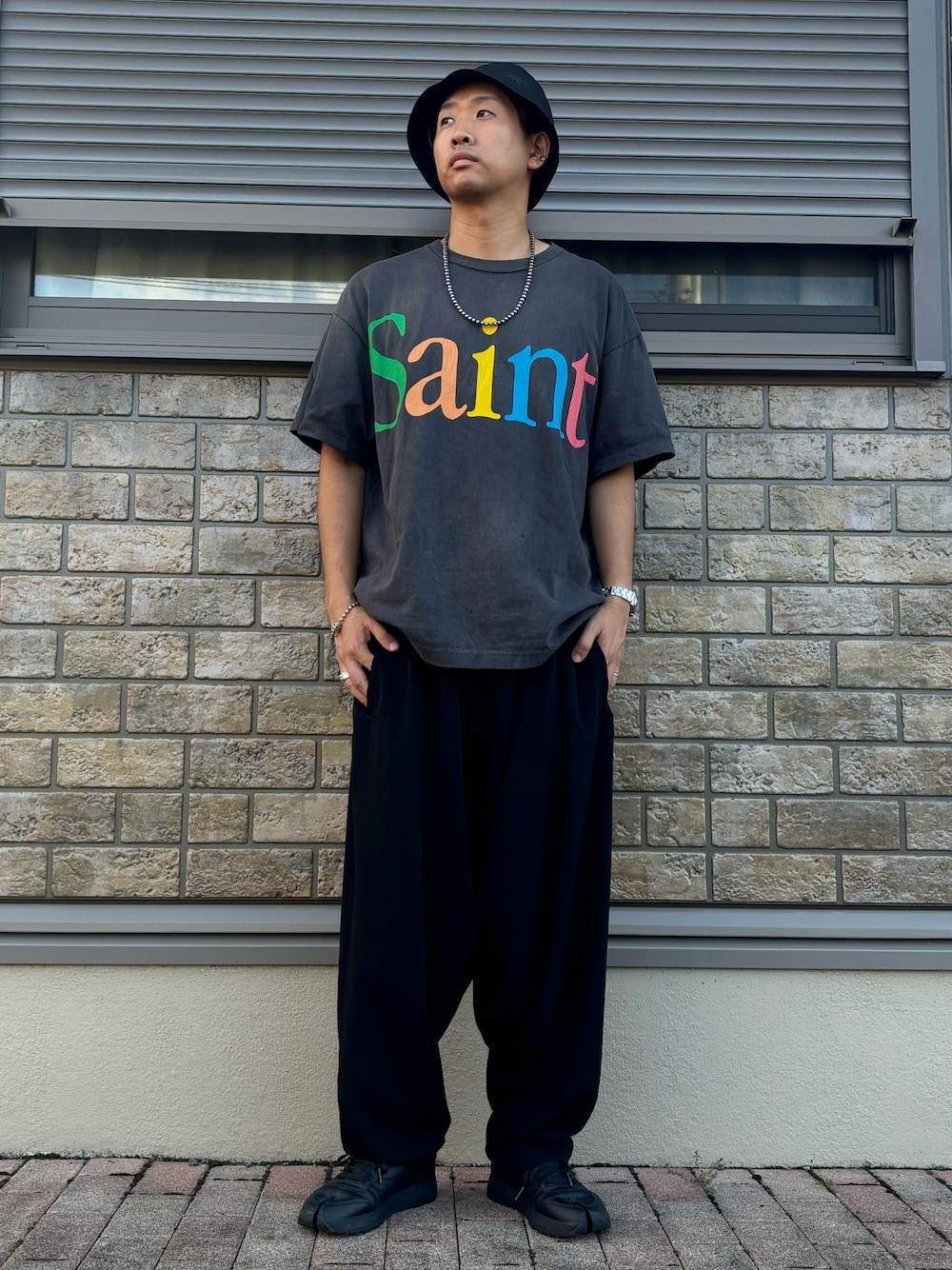 「SAINT M××××××、yohji yamamoto pour homme、ブラック、ARC'TERYX、シンプルコーデ、reebok、Maison Margiela、スニーカー、いいね、save、フォローお願いします🤑、おしゃれさんと繋がりたい」｜「ARC'TERYXのARC' TERYX/アークテリクス Aerios Bucket Hat/エアリオス バケットハット（ハット、ブラック系）」を使った、jyunichiさん（メンズ・177cm）の夏コーディネートの1枚目の写真