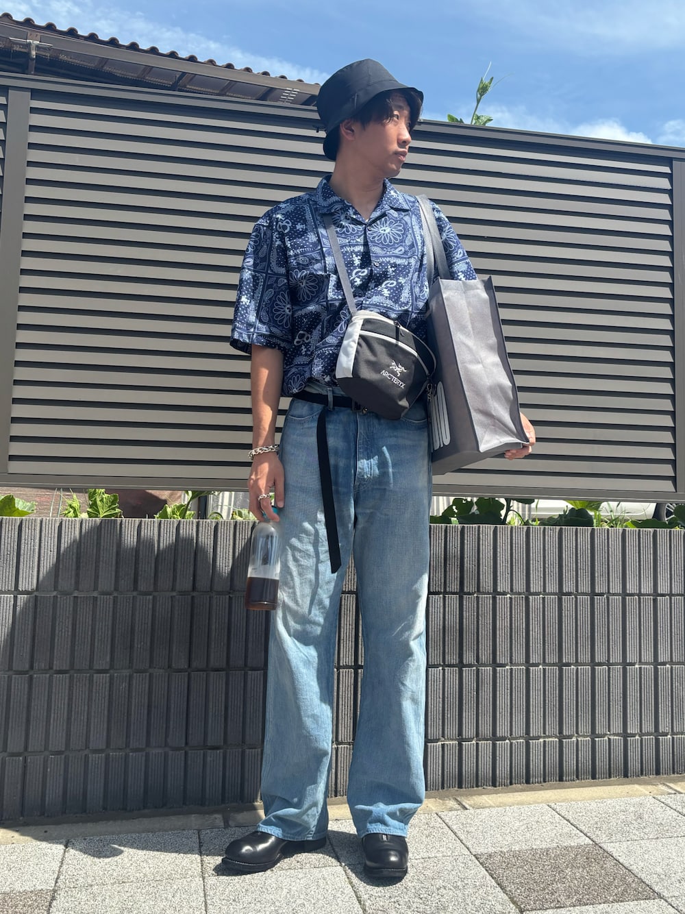 「UNIQLO、ディズニーコーデ、bagjack、AURALEE、GUIDI、ARC'TERYX、オープンカラーシャツ、バケットハット、ブーツ、デニム、いいね、save、フォローお願いします🤑、夏ルックで気分アップ」｜「GUIDIのGUIDI / グイディ：PL1 FRONT ZIP BOOTS HORSE FULL GRAIN：PL1-HORSE[RIP]（ブーツ、ブラック系）」を使った、jyunichiさん（メンズ・177cm）の夏コーディネートの1枚目の写真