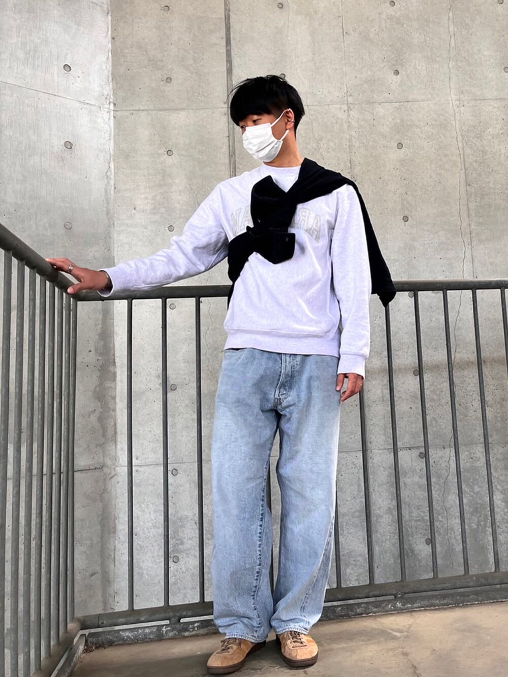 「おしゃれさんと繋がりたい、adidas、スニーカー、COMOLI、デニム、スウェット、休日スタイル、シンプル」｜「COMOLIのアイテム（デニムジャケット、ブラック系）」を使った、jyunichiさん（メンズ・177cm）の春コーディネートの1枚目の写真