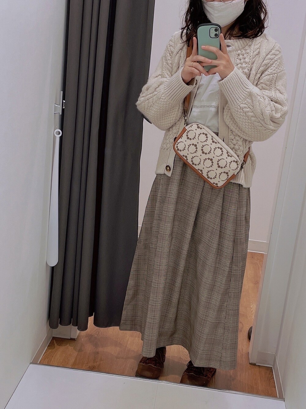 その他のスカート、ホワイト系のシャツ/ブラウス、ベージュ系のカーディガン/ボレロを着用したレディースの秋コーディネートの1枚目の写真