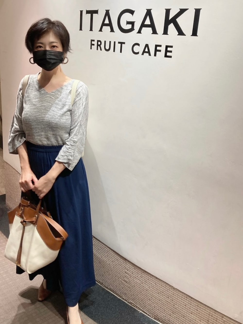 「キレイめカジュアル、おでかけコーデ、シンプルスタイル、ラフ、ワイドパンツ、秋先取りコーデ、低身長、ベリーショート、ショートヘア、グレー、ママコーデ、アラフィフ、40代ファッション、GU、骨格ナチュラル」｜「GUのアイテム（トップス、グレー系）」を使った、Jolieさん（レディース・160cm）の夏コーディネートの1枚目の写真
