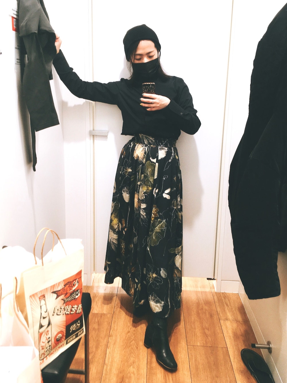 「ootd、大人カジュアル、休日スタイル、大人女子、春コーデ、シャツスタイル、ALL BLACK、+J、花柄スカート、labelleetude」｜「+Jのアイテム（シャツ/ブラウス、ブラック系）」を使った、🥘Achernarx🦉さん（レディース・161cm）の春コーディネートの1枚目の写真