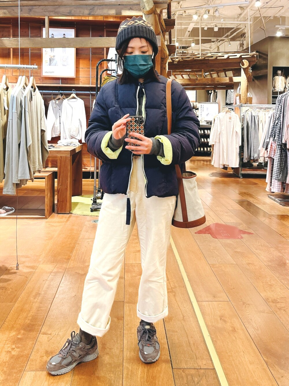 「ootd、冬コーデ、大人カジュアル、低身長、カジュアルコーデ、スニーカー、ダウンジャケット、ニット帽、New Balance、JILSANDER、Ungrid、スポーツmix」｜「Ungridのコーデュロイストレッチフレアパンツ（その他パンツ、ホワイト系）」を使った、🥘Achernarx🦉さん（骨格ウェーブ・レディース・161cm）の冬コーディネートの1枚目の写真