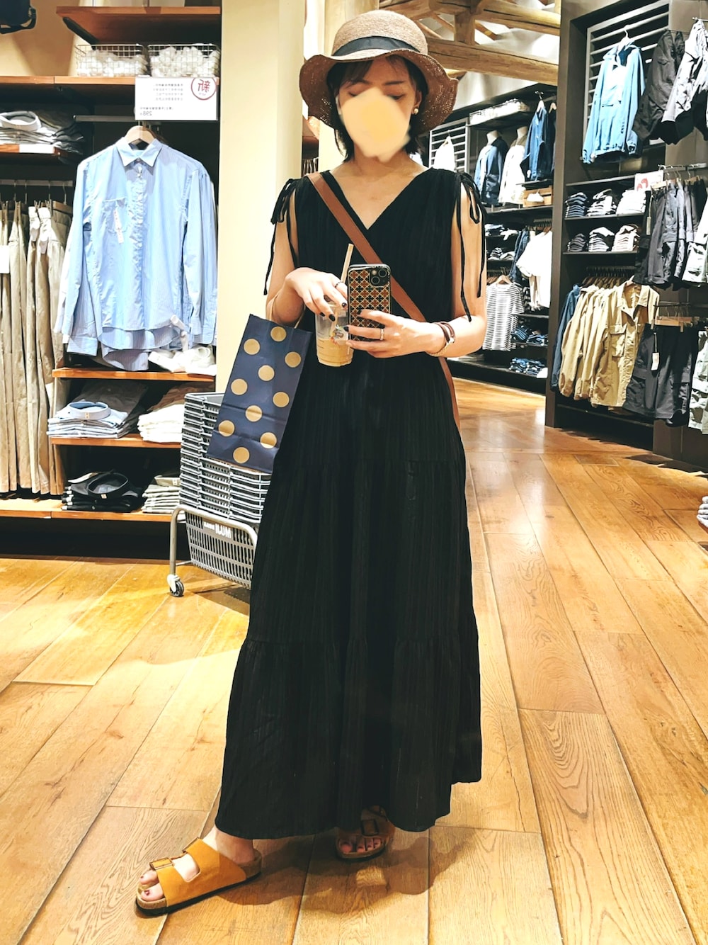 「ootd、低身長、大人カジュアル、休日スタイル、夏コーデ、黒ワンピ、マキシ丈ワンピース、サンダル、birkenstock、Discoat」｜「DISCOATの生地JQD肩リボンノースリワンピース（ワンピース、ブラック系）」を使った、🥘Achernarx🦉さん（骨格ウェーブ・レディース・161cm）の夏コーディネートの1枚目の写真