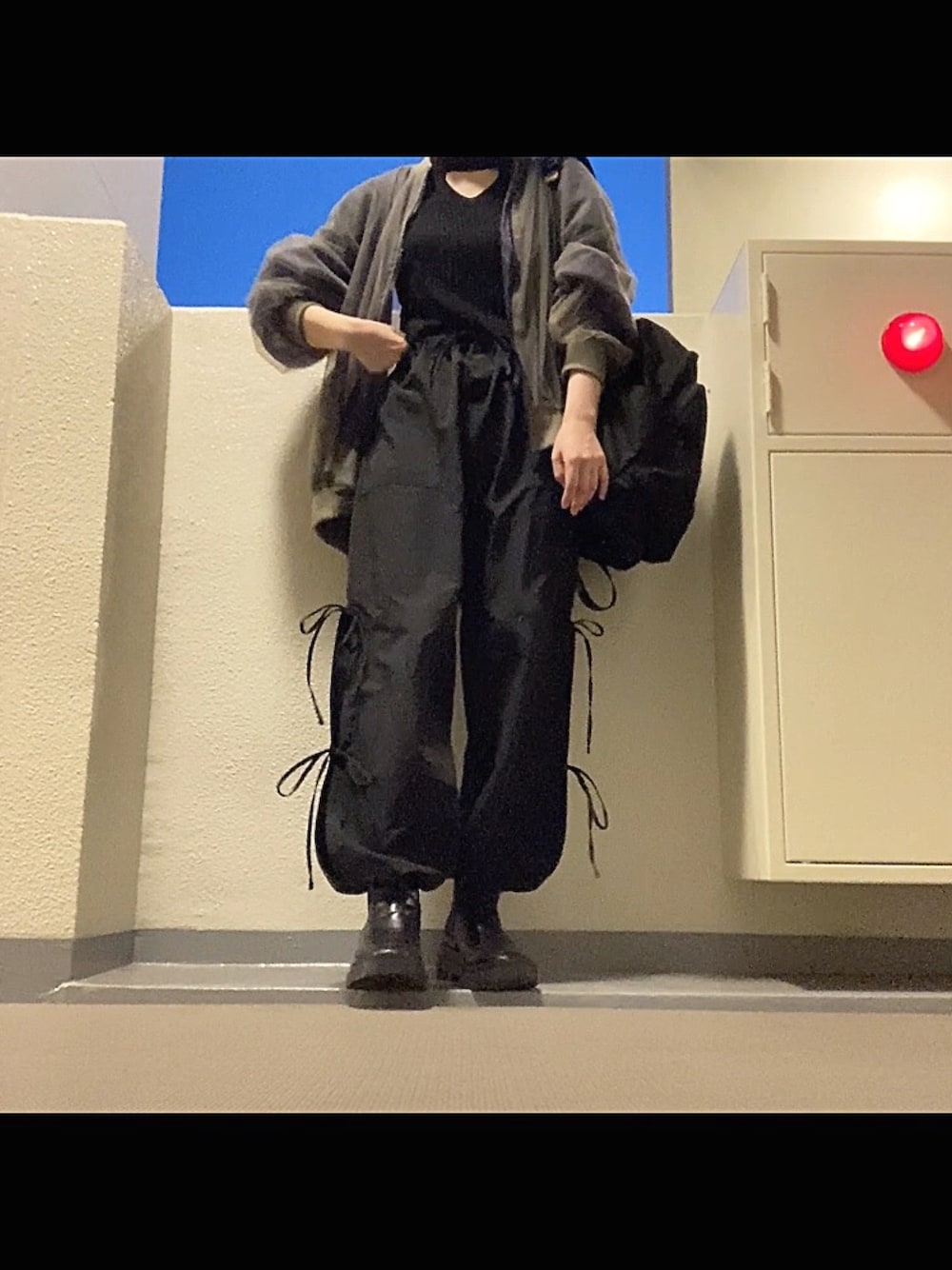 「MA-1、シアートップス、ブルゾン、カーゴパンツ、リボン、カットアウト、ストリート、ブーツ、ショートブーツ、厚底シューズ、リュック、休日スタイル、レイヤードスタイル、重ね着ベストシーズン、メンズライク」｜「しまむらのカーキとネイビーのチュールが重なってます♡（MA-1、グリーン系）」を使った、mikaさん（レディース・155cm）の秋コーディネートの1枚目の写真