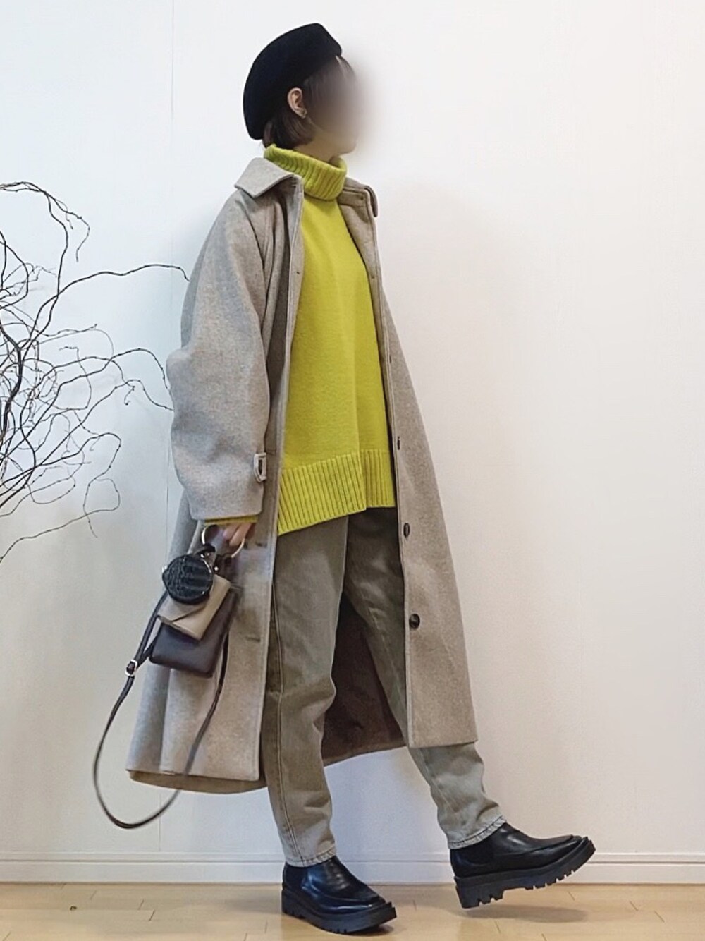 「テーパードパンツ、コート、ニット、ビッグシルエット、ブーツ、ベレー帽、ステンカラーコート、冬コーデ、タートルネック、ロングコート、サイドゴアブーツ、リブニット、厚底シューズ、ミニバッグ、スクエアバッグ」｜「COTORICAのフェイクウールステンカラーコート（ステンカラーコート、ベージュ系）」を使った、mikaさん（レディース・155cm）の秋コーディネートの1枚目の写真