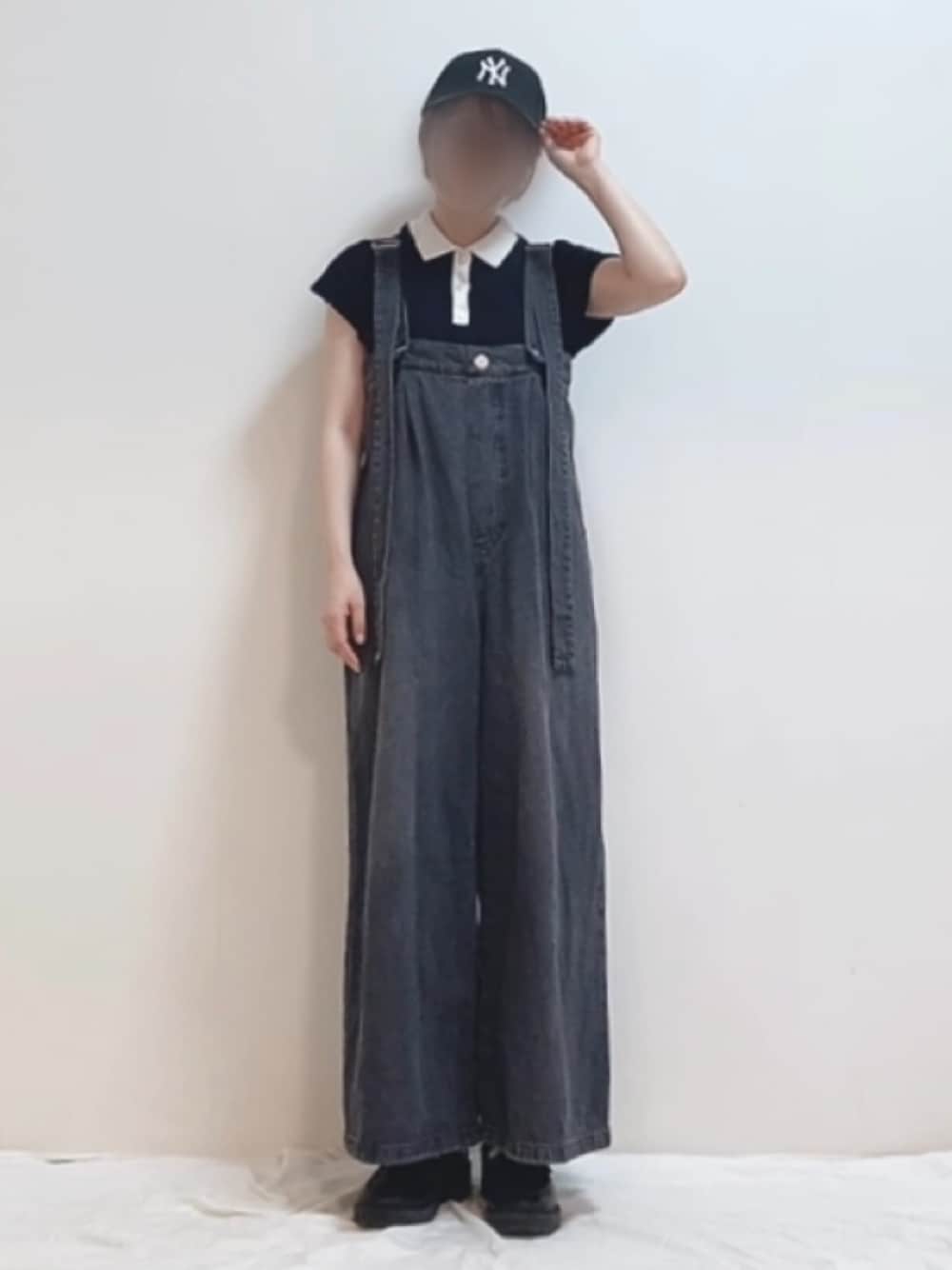 ブラック系のトップス、ブラック系のシューズ、ブラック系のキャップを着用したレディースの夏コーディネートの1枚目の写真