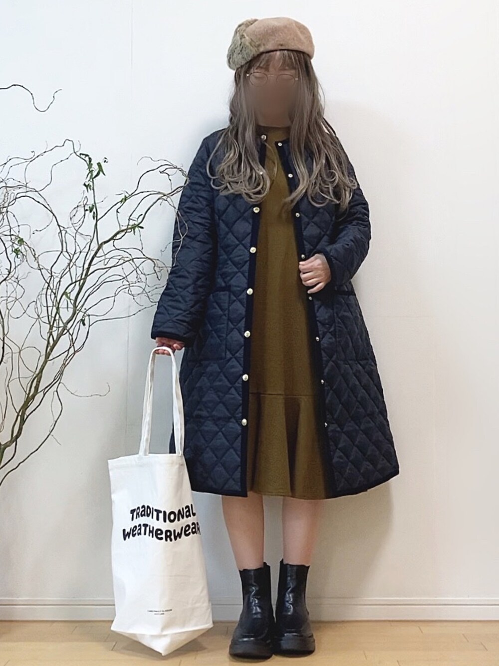 「トートバッグ、ワンピース、ベレー帽、キルティング、ショートブーツ、休日スタイル、ブラウン、ウィッグ、キルティングコート、キルティングジャケット、メガネ女子、厚底ブーツ、秋コーデ、スクエアバッグ、だから秋服が好き」｜「F by ROSSOの【高身長向け40サイズあり】F by ROSSO　裾フレアワンピース（ワンピース、ブラウン系）」を使った、mikaさん（レディース・155cm）の秋コーディネートの1枚目の写真