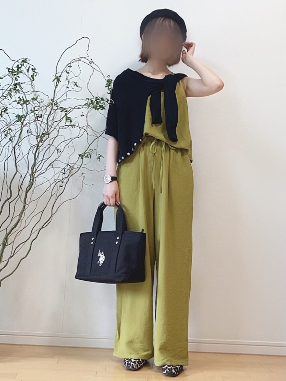 「セットアップ、グリーン、agnes b.、カーディガン、肩掛けカーデ、レオパード、レオパード柄、スクエアトゥ、ベレー帽、トートバッグ、秋トレンド2021、休日スタイル」｜「sakishimatokyoの【ZOZO限定】サキシマamp「ツイルワッシャーノースリセットアップ」（その他、グリーン系）」を使った、mikaさん（レディース・155cm）の秋コーディネートの1枚目の写真
