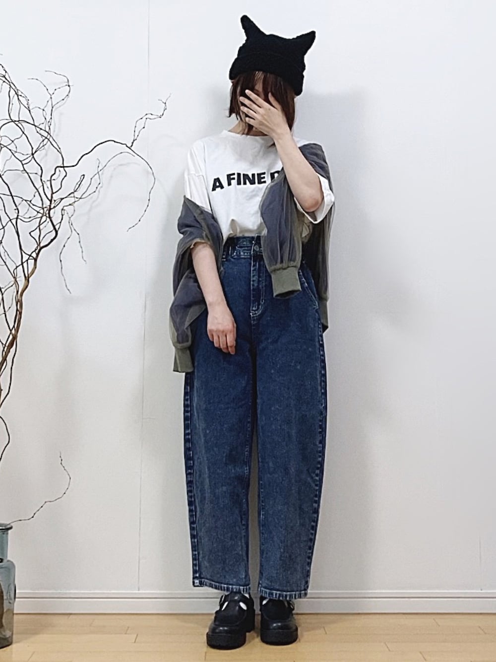 「MA-1、ロゴT、カーブパンツ、デニム、デニムパンツ、猫耳、ネコミミ、ニット帽、ビーニー、ローファー、秋コーデ、ハロウィン、韓国ファッション、ストリート、休日スタイル」｜「しまむらのアイテム（Tシャツ/カットソー、ホワイト系）」を使った、mikaさん（レディース・155cm）の秋コーディネートの1枚目の写真