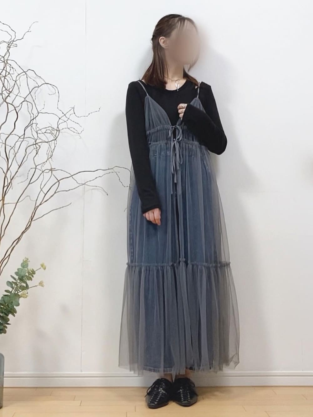「レイヤードスタイル、レイヤード、モノトーン、モノトーンコーデ、チュール、チュールワンピ、デニム、デニムパンツ、リボン、リボンチョーカー、ヘアアクセ、プチプラ、プチプラコーデ」｜「GUのアイテム（Tシャツ/カットソー、ブラック系）」を使った、mikaさん（レディース・155cm）の夏コーディネートの1枚目の写真