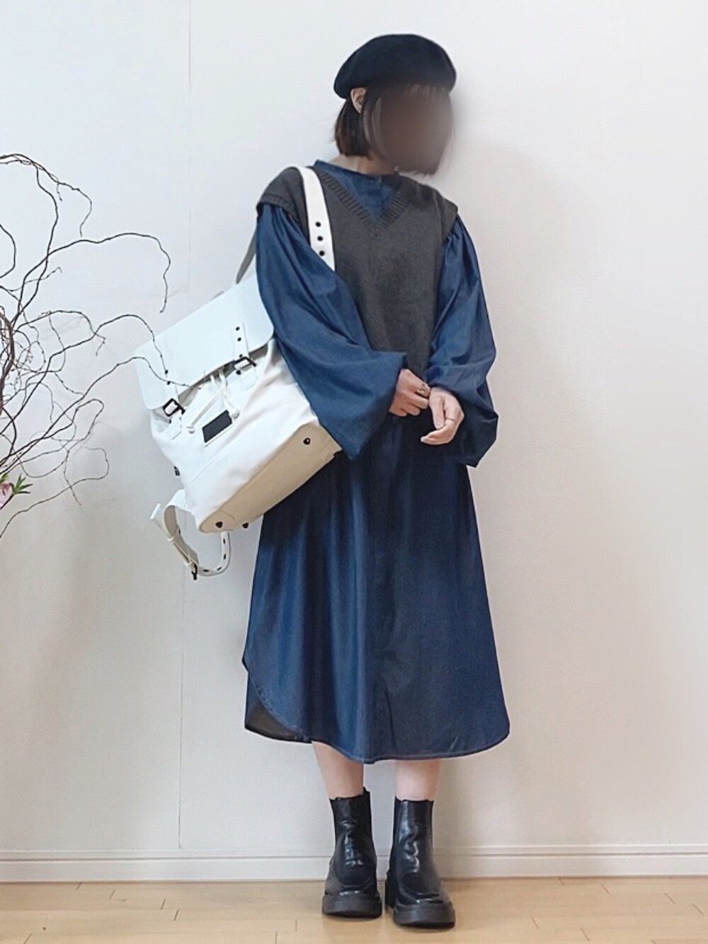 「デニム、デニムワンピース、シャツワンピ、ボリューム袖、ニットベスト、ベスト、バックパック、リュック、GASTONLUGA、スクエアトゥ、サイドゴアブーツ、ベレー帽、春コーデ、シャツスタイル、レイヤードスタイル」｜「COTORICAの【THE DAYZ TOKYO】ボリュームスリーブデニムワンピース（ワンピース、ブルー系）」を使った、mikaさん（レディース・155cm）の春コーディネートの1枚目の写真