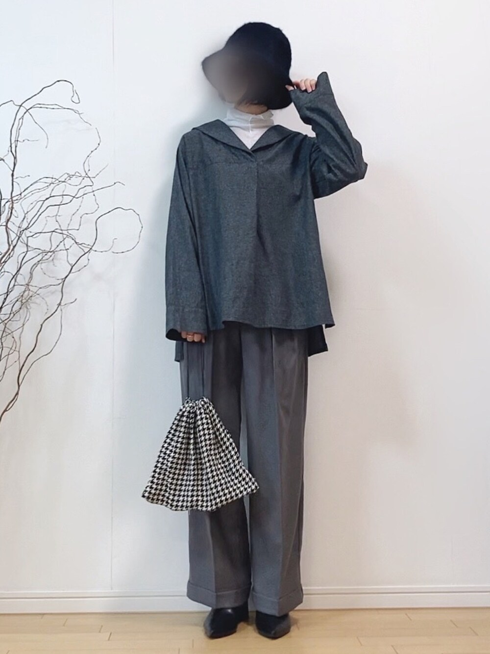 ブラック系のトップス、グレー系のパンツ、ホワイト系のTシャツ/カットソーを着用したレディースの秋コーディネートの1枚目の写真