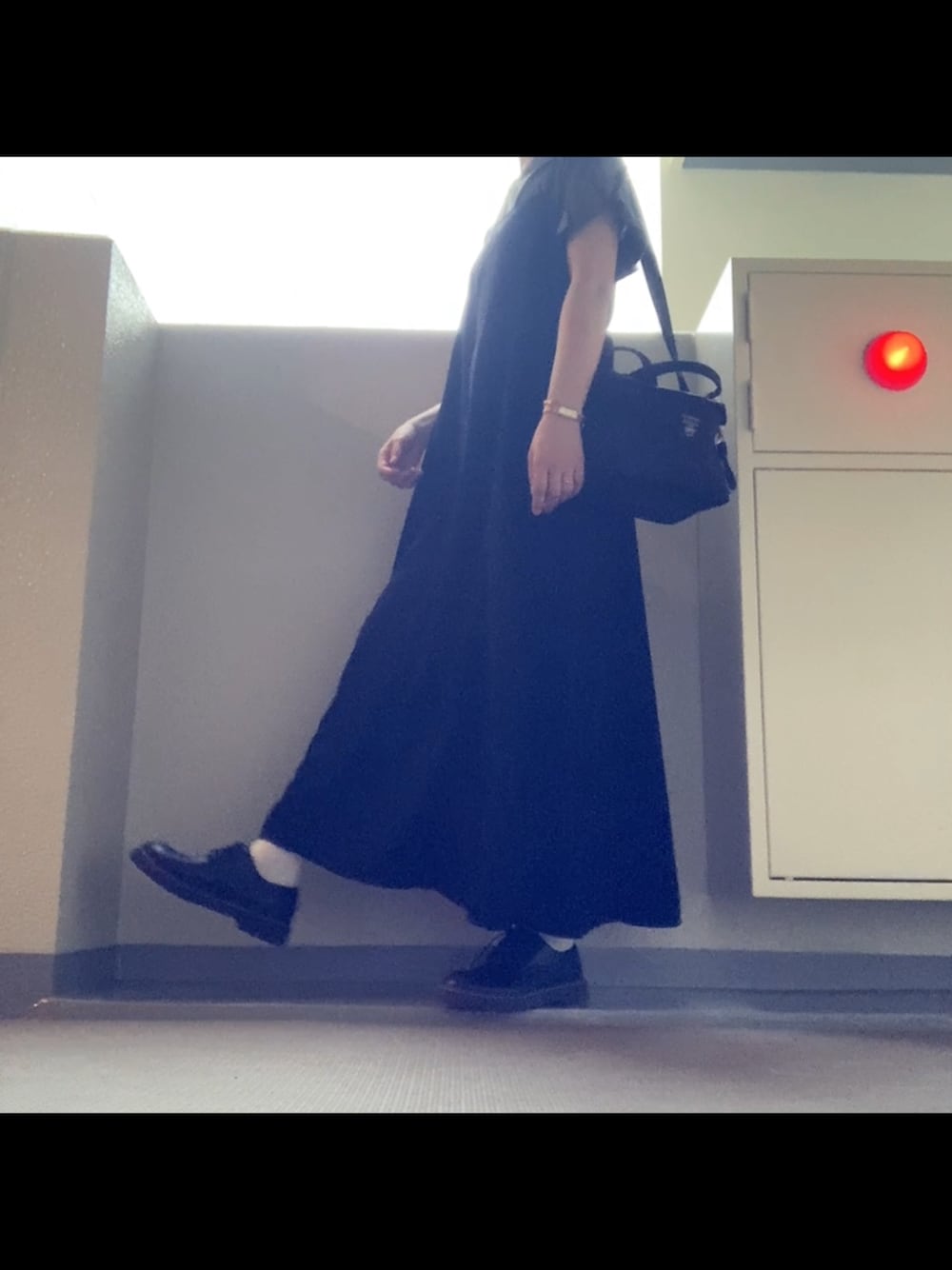 「ワンピース、キャミワンピ、カーキ、ブラック、秋色、ドレスシューズ、ショルダーバッグ」｜「しまむらの商品番号560-0674  税込2,420円（ワンピース/ドレス、ブラック系）」を使った、mikaさん（レディース・155cm）の秋コーディネートの1枚目の写真