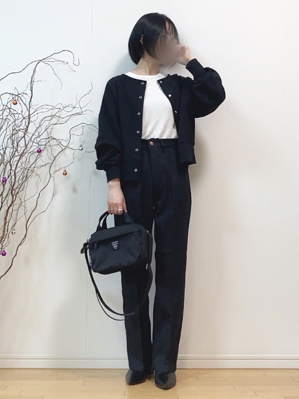 「秋ルック紹介するよ、カーディガン、リブニット、スラックス、フレアパンツ、LEE、ブーツ、ショートブーツ、ショルダーバッグ、モノトーン、モノトーンコーデ、メガネ女子、きれいめカジュアル、韓国ファッション」｜「WranglerのWRANCHER/ランチャー センタープレス　スラックス　フレアドレスパンツ（スラックス、ブラック系）」を使った、mikaさん（レディース・155cm）の秋コーディネートの1枚目の写真