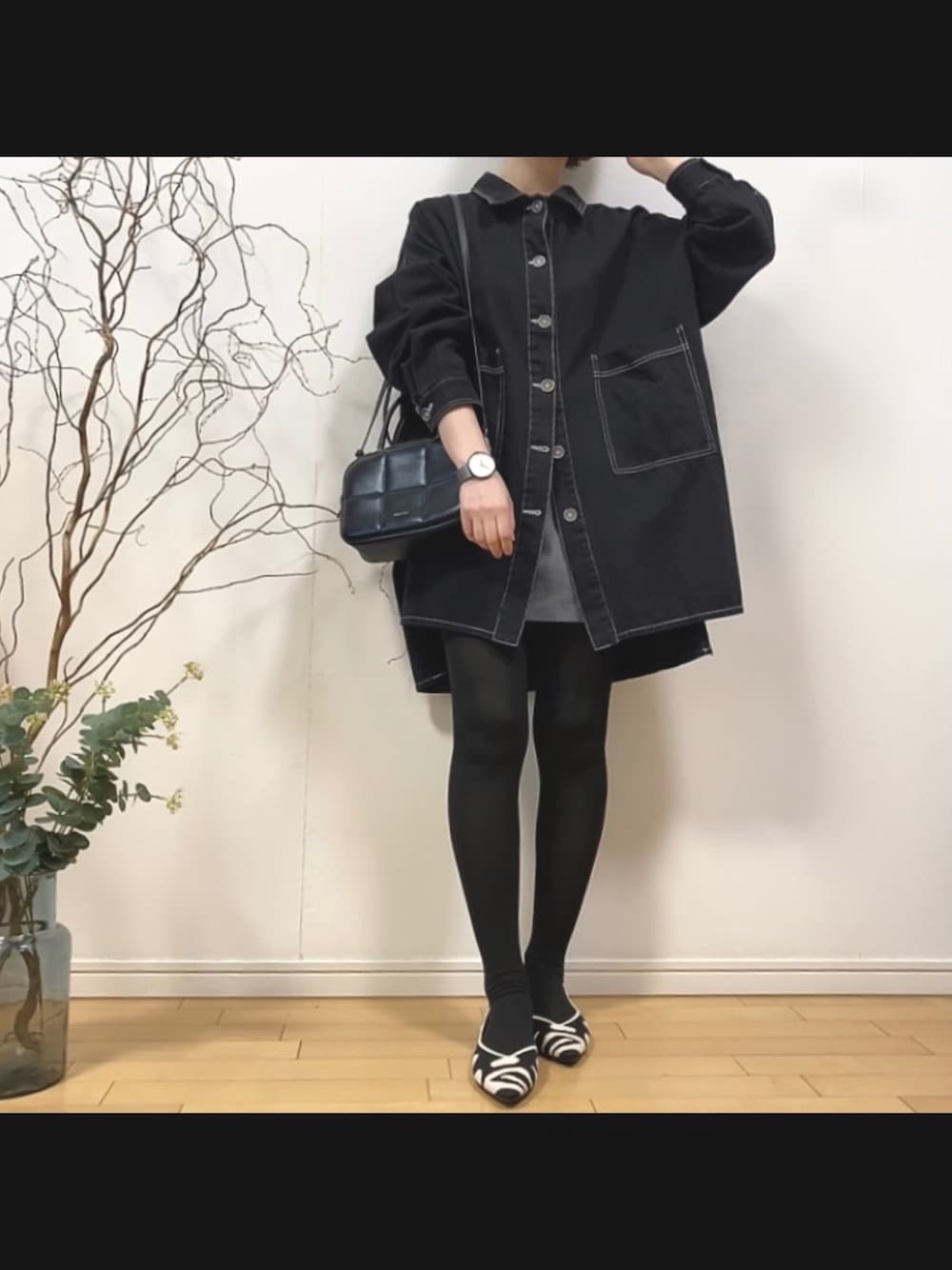 グレー系のパンツ、その他のパンプス、ブラック系のショルダーバッグを着用したレディースの春コーディネートの1枚目の写真