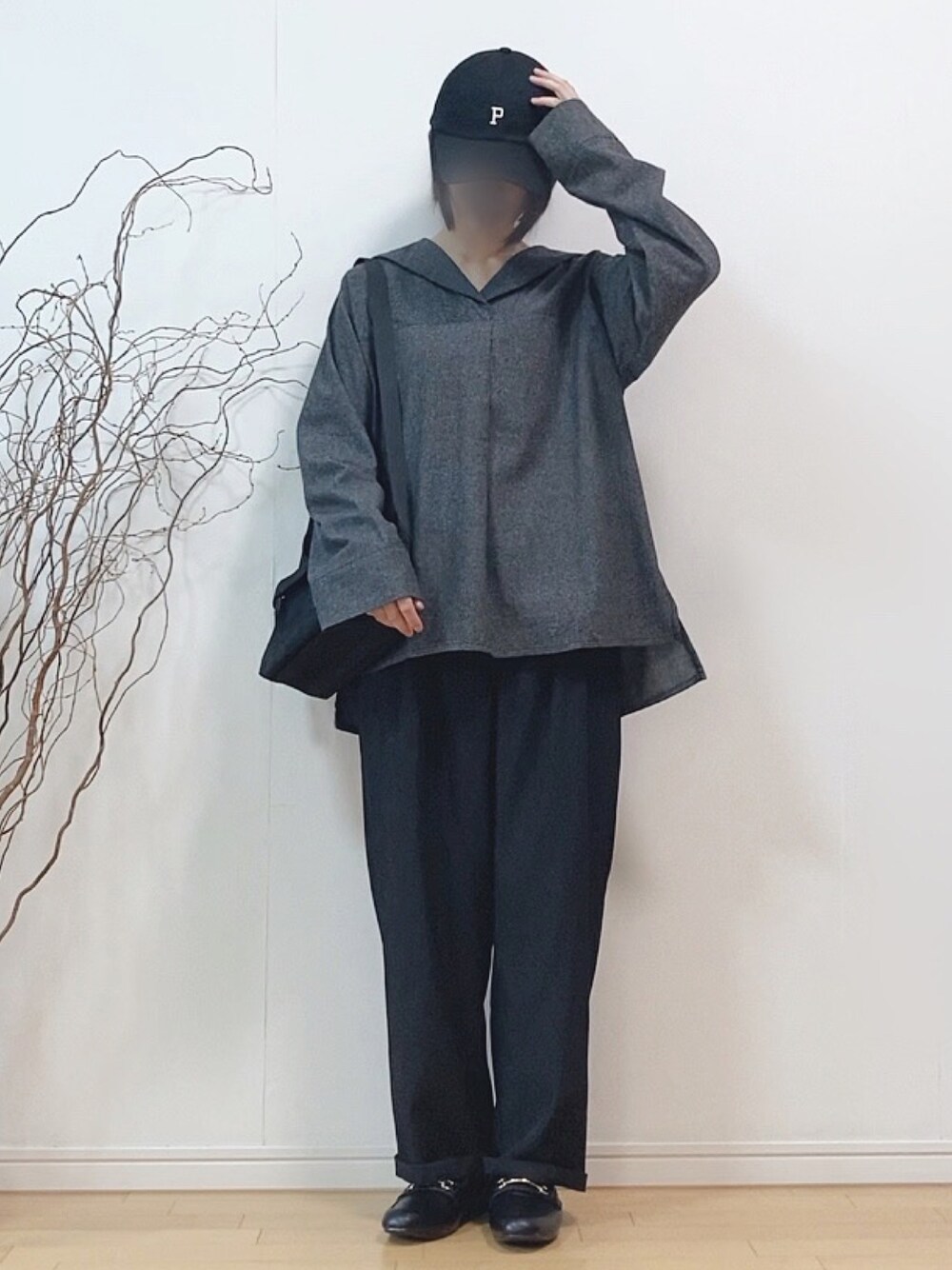ブラック系のトップス、ブラック系のその他パンツ、ブラック系のショルダーバッグを着用したレディースの秋コーディネートの1枚目の写真