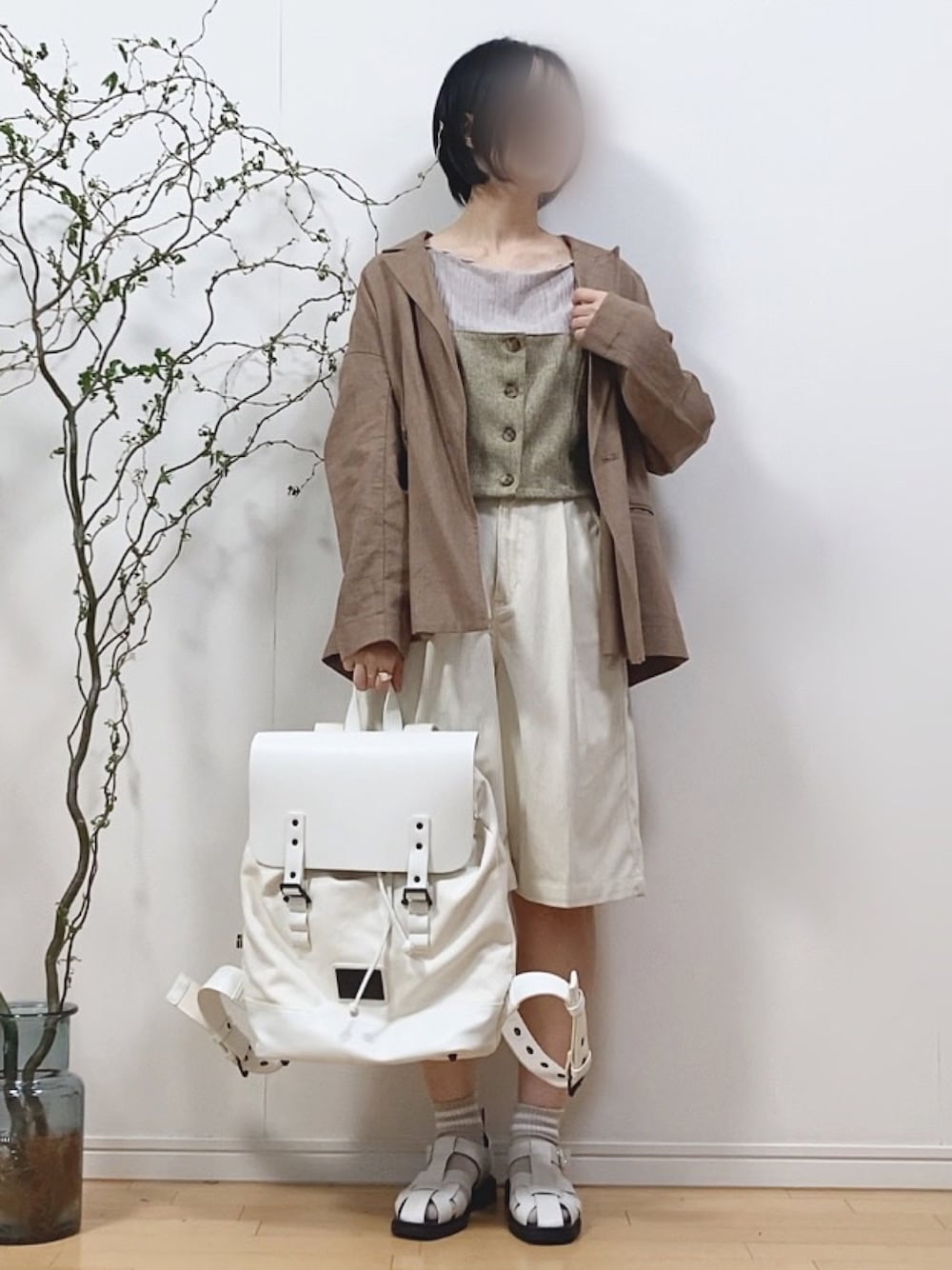 「ジャケット、リネン、ビスチェ、ベスト、ハーフパンツ、ショートパンツ、グルカサンダル、リュック、ワントーンコーデ、淡色コーデ、淡色女子、イヤーカフ、シルバーアクセサリー、古着MIX、レイヤードスタイル」｜「BROTHERHOODの【BROTHERHOOD】ベーシックイヤーカフv1「サージカルステンレス」(片耳用)（イヤーカフ、その他）」を使った、mikaさん（レディース・155cm）の春コーディネートの1枚目の写真