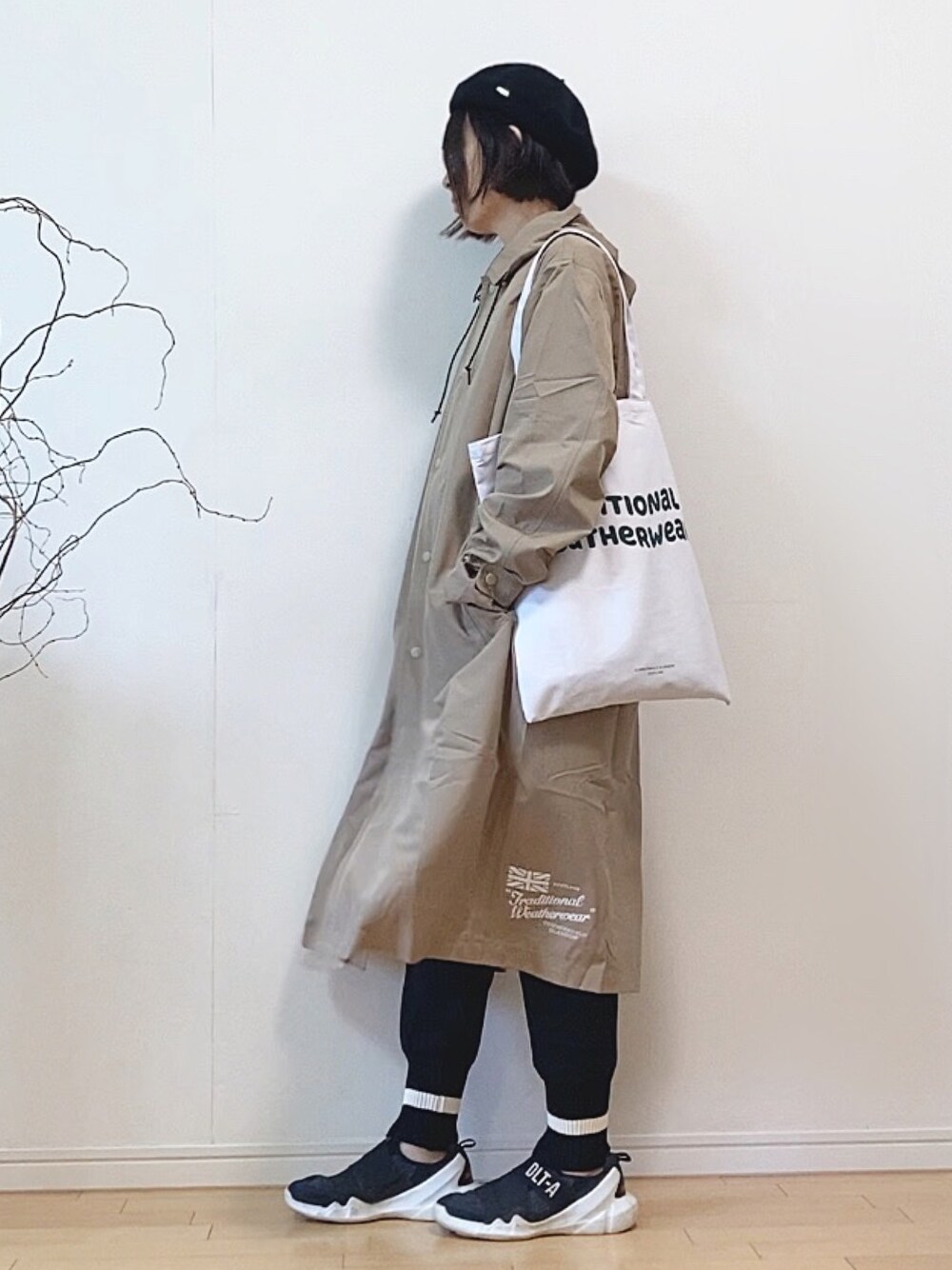 「レインコート、春アウター、Traditional Weatherwear、トートバッグ、ジョガーパンツ、ニットパンツ、ラインパンツ、スニーカー、ベレー帽、雨の日コーデ、オフィスカジュアル、春コーデ」｜「Traditional WeatherwearのPENRITH RAIN PACKABLE / パッカブルレインコート（レインコート/ポンチョ、ベージュ系）」を使った、mikaさん（レディース・155cm）の春コーディネートの1枚目の写真