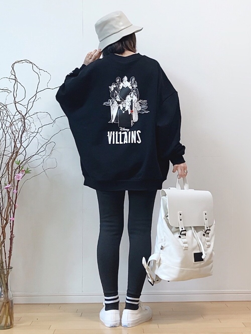 「スウェット、ビッグシルエット、バックプリント、FIG&VIPER、ディズニー、スキニーパンツ、バックパック、リュック、バケットハット、コンバース、ラインソックス、モノトーン、モノトーンコーデ、ストリート、ストリートコーデ」｜「FIG&VIPERのDisney villains BIG PO（Tシャツ/カットソー、ブラック系）」を使った、mikaさん（レディース・155cm）の春コーディネートの1枚目の写真