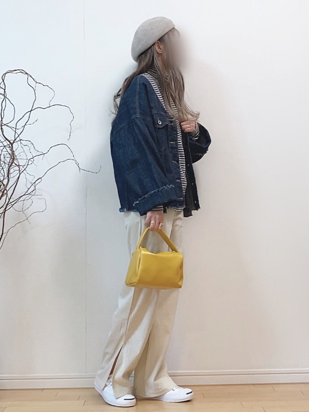 「ボーダー、ボーダートップス、コーデュロイパンツ、リブパンツ、スリットパンツ、デニムジャケット、マリン、ベレー帽、白スニーカー、コンバース、イエロー、カラーパレット、韓国ファッション、休日スタイル」｜「M2SUQAREDの【M2SUQARED/ｴﾑﾂｰｽｸｴｱ】ボーダータートルネックロングスリーブTシャツ（Tシャツ/カットソー、グレー系）」を使った、mikaさん（レディース・155cm）の冬コーディネートの1枚目の写真
