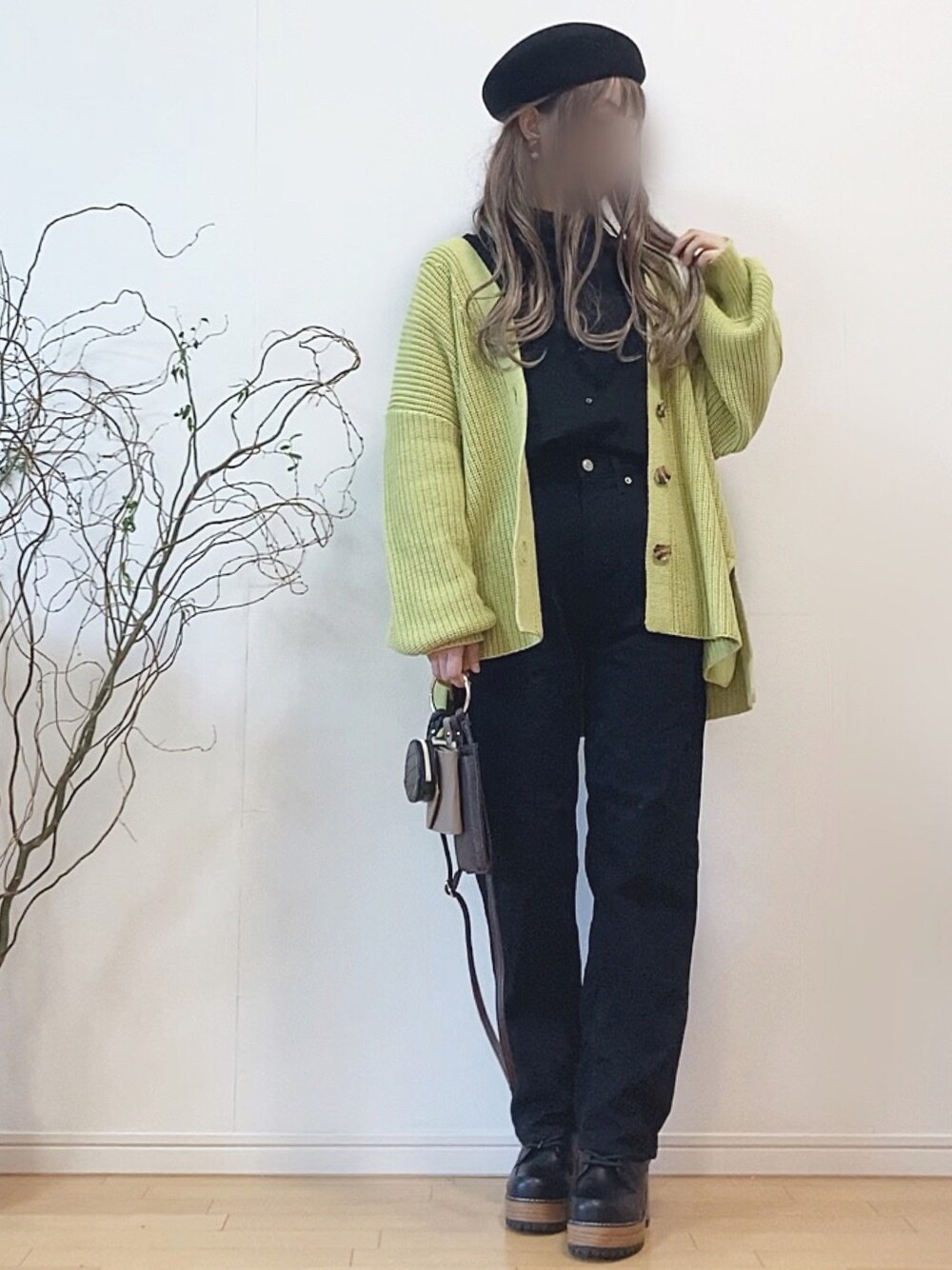 「カーディガン、ベレー帽、レースアップシューズ、休日スタイル、ウィッグ、厚底シューズ、ミニバッグ、黒パンツ、秋コーデ、ボリューム袖、だから秋服が好き」｜「ITEMS URBANRESEARCHの片畦ボリュームニットカーディガン（カーディガン/ボレロ、イエロー系）」を使った、mikaさん（レディース・155cm）の秋コーディネートの1枚目の写真