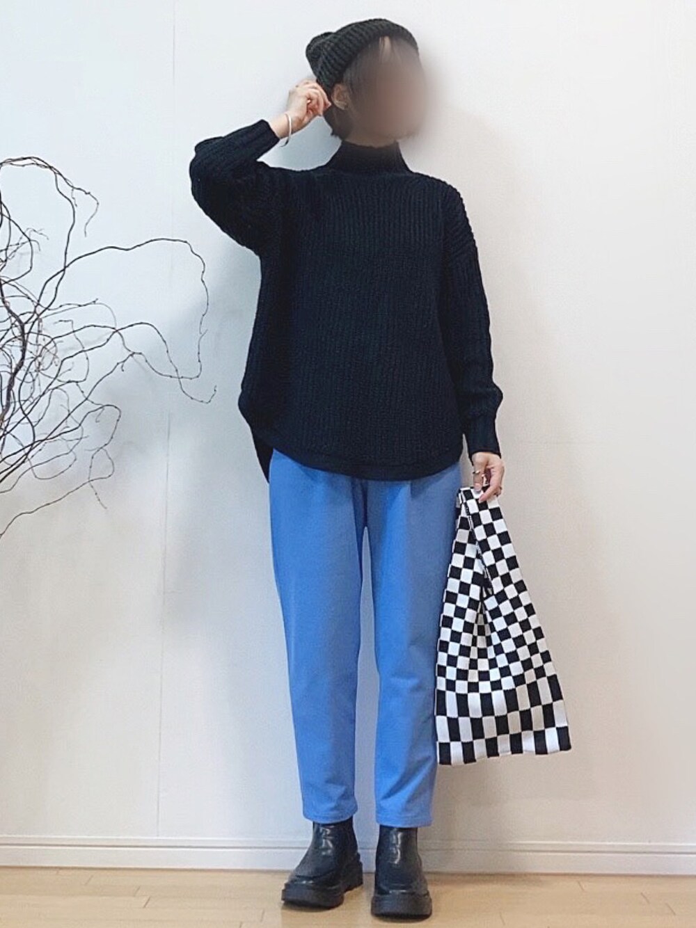 「チェック、ブーツ、ワントーンコーデ、ブルー、ニット帽、カラーパンツ、ハイネック、タートルネック、サイドゴアブーツ、タックイン、タートルネックニット、厚底シューズ、ミニバッグ、フラッグチェック、チェック柄に恋してる」｜「green label relaxingの【WEB限定】［ XS /H148-155㎝］オルマイパンツ ウラキモウ テーパード -ストレッチ・防シワ・帯電防止・マシーンウォッシャブル-（その他パンツ、ブルー系）」を使った、mikaさん（レディース・155cm）の秋コーディネートの1枚目の写真