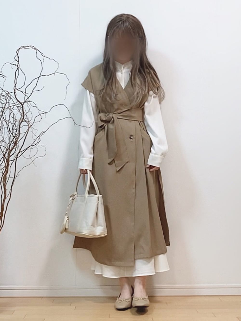 「春コーデ、ジレ、ロングジレ、ベスト、トレンチコート、シャツワンピ、シャツワンピース、トートバッグ、バレエシューズ、スクエアトゥ、オフィスカジュアル、入学式、はじめましてコーデ、淡色コーデ、淡色女子」｜「ECRIREの【TOMOコラボ】サイドスリットロングジレ（ワンピース、ベージュ系）」を使った、mikaさん（レディース・155cm）の春コーディネートの1枚目の写真