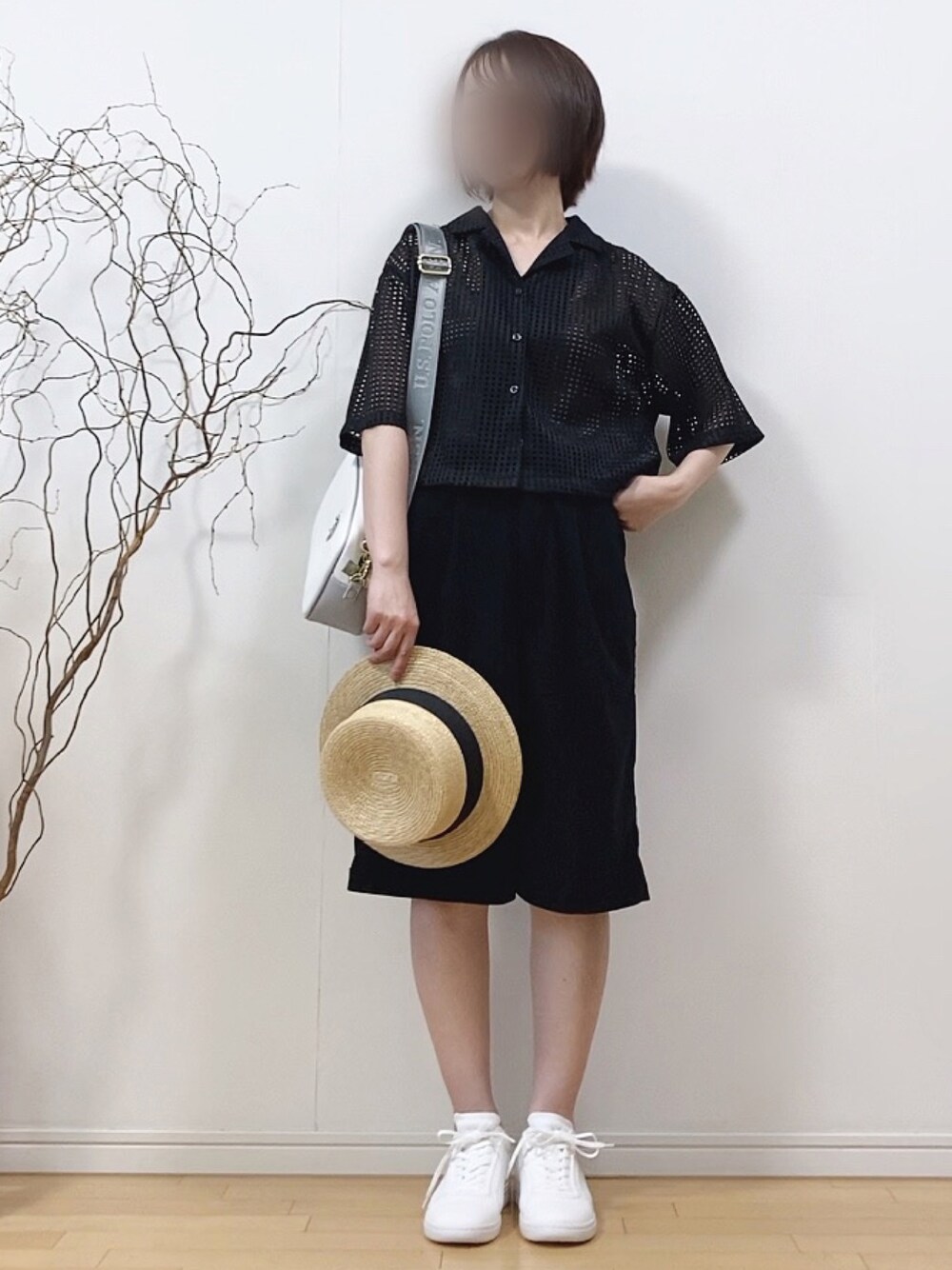 「メッシュ、シアートップス、オープンカラーシャツ、開襟シャツ、チェック、ハーフパンツ、セットアップ、オールブラック、モノトーン、モノトーンコーデ、ショルダーバッグ、ミニバッグ、麦わら帽子、スニーカー、レトロ」｜「Availのアイテム（トップス、ブラック系）」を使った、mikaさん（レディース・155cm）の夏コーディネートの1枚目の写真