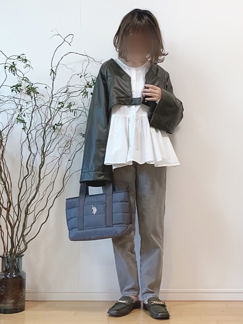 「トートバッグ、レザージャケット、キルティング、ローファー、ショート丈、ハイウエスト、休日スタイル、デニムパンツ、ミニバッグ、テーパードデニム、くすみカラー、秋先取りコーデ、スクエアトゥ、ボリューム袖、秋服準備はじめました」｜「ECRIREの【yun_wearコラボ】エコレザーショートブルゾン＋フレアロングコートセット（ステンカラーコート、ベージュ系）」を使った、mikaさん（レディース・155cm）の秋コーディネートの1枚目の写真