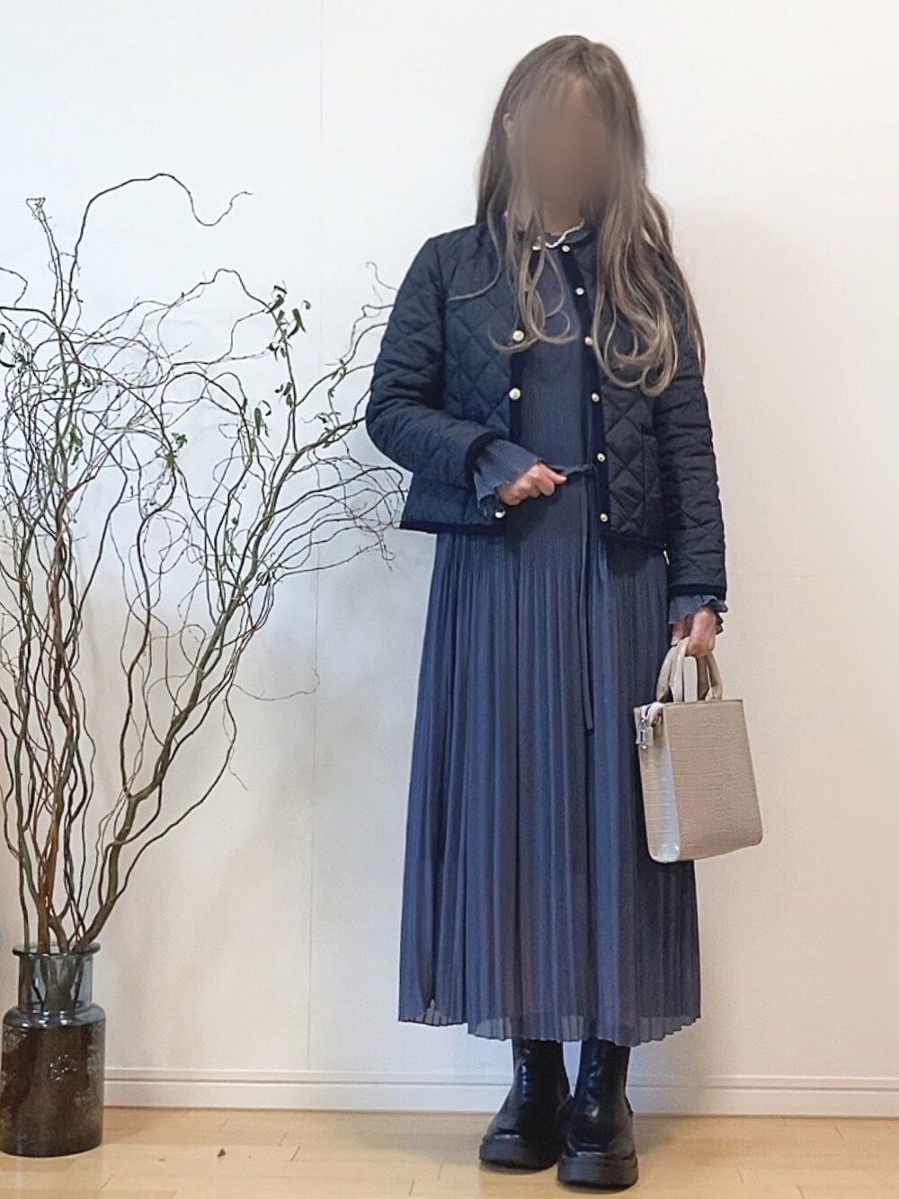 「ワンピース、キルティング、ショートブーツ、サイドゴアブーツ、結婚式、厚底シューズ、きれいめカジュアル、キルティングジャケット、パールネックレス、卒業式、入学式、スクエアバッグ、プリーツワンピース、ウィッグ」｜「Traditional WeatherwearのARKLEY（ノーカラージャケット、ブルー系）」を使った、mikaさん（レディース・155cm）の秋コーディネートの1枚目の写真