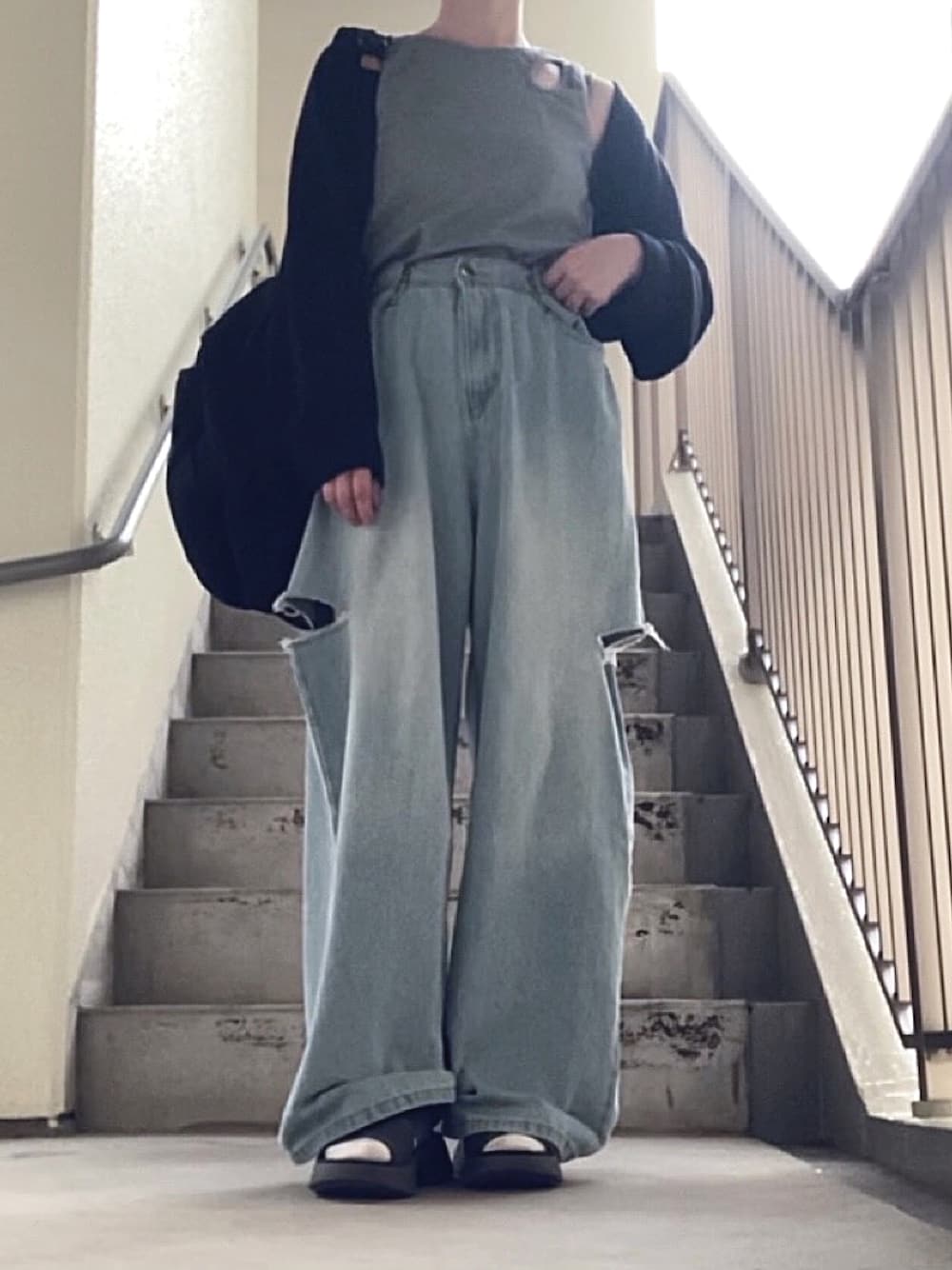 「ラメ、カットアウト、シルバー、デニムパンツ、クラッシュデニム、カットオフデニム、カーディガン、ボレロ、サンダル、韓国ファッション、モノトーン、モノトーンコーデ、ソックス×サンダル、リュック、バックパック」｜「しまむらのアイテム（タンクトップ、シルバー系）」を使った、mikaさん（レディース・155cm）の秋コーディネートの1枚目の写真