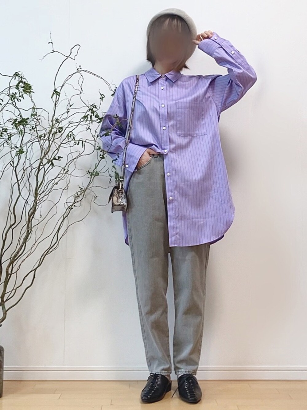 「ストライプ、ストライプシャツ、シャツスタイル、ロングシャツ、スリット、デニムパンツ、SOMETHING、レースアップシューズ、スクエアトゥ、ベレー帽、ミニバッグ、秋トレンド2021、秋服準備はじめました」｜「green label relaxingの＜1_OF MINE(ワンオブマイン)＞ スリット ロング シャツ ストライプ（シャツ/ブラウス、その他）」を使った、mikaさん（レディース・155cm）の秋コーディネートの1枚目の写真