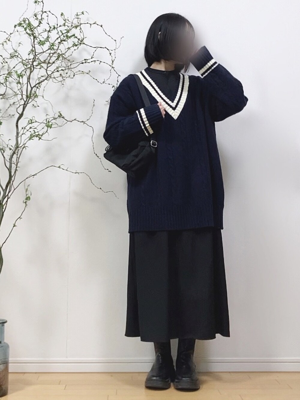 「チルデンニット、ニット、シャツワンピ、シャツワンピース、ロングワンピース、レイヤードスタイル、レイヤード、ブーツ、厚底シューズ、スクエアトゥ、休日スタイル、プチプラ、シンプルコーデ」｜「GUのアイテム（トップス、ブルー系）」を使った、mikaさん（レディース・155cm）の冬コーディネートの1枚目の写真
