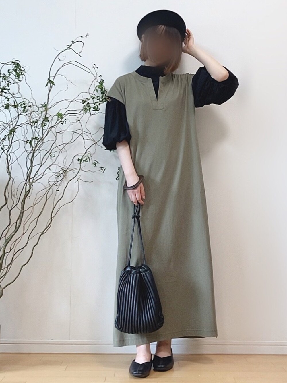 「Tシャツワンピ、キーネック、ロングワンピース、カーキ、グリーン、ボリューム袖、ベレー帽、巾着バッグ、スクエアトゥ、秋コーデ、秋服準備はじめました、きれいめカジュアル、シンプルコーデ」｜「ITEMS URBANRESEARCHのキーネックカットワンピース（ワンピース、グリーン系）」を使った、mikaさん（レディース・155cm）の夏コーディネートの1枚目の写真