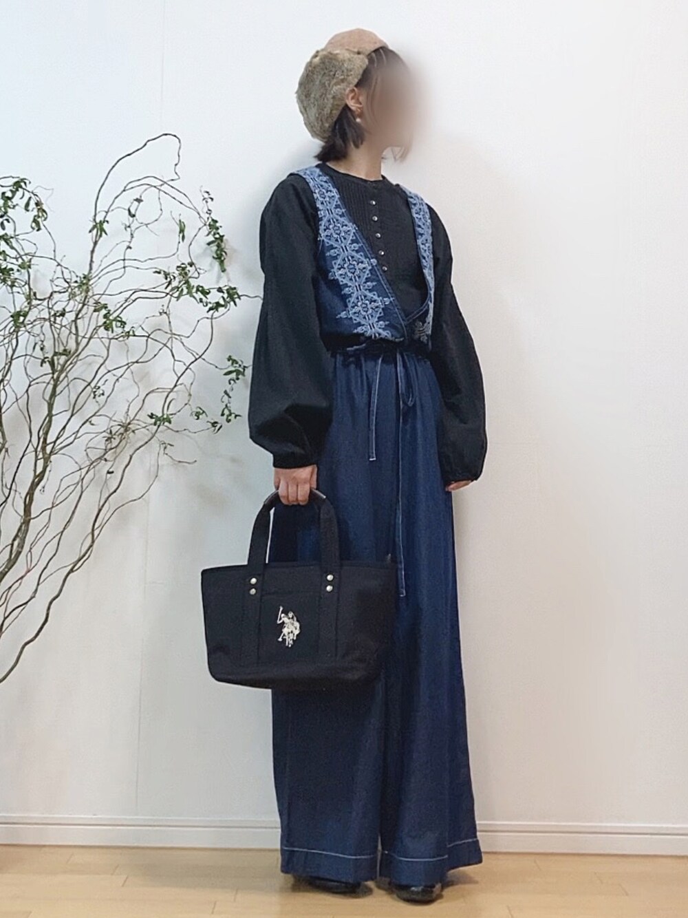 「ピンタック、ドレスシャツ、シャツ、ボリューム袖、サロペット、デニムサロペット、刺繍、トートバッグ、ベレー帽、ファー、ファー小物、スクエアトゥ、ショートブーツ、秋服準備はじめました、秋トレンド2021」｜「URBAN RESEARCH Sonny Labelのコットンタックドレスシャツ（シャツ/ブラウス、ブラック系）」を使った、mikaさん（レディース・155cm）の秋コーディネートの1枚目の写真
