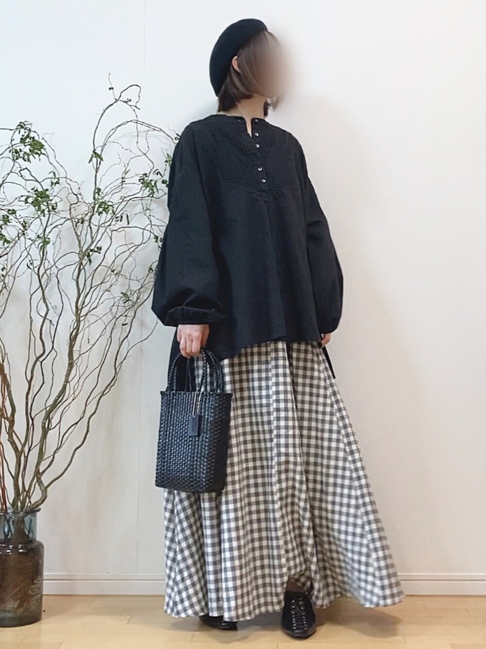 「秋服準備はじめました、秋トレンド2021、秋のコーデ、ピンタック、ボリューム袖、チェック、チェックスカート、ギンガムチェック、ロングスカート、ベレー帽、かごバッグ、スクエアトゥ、レースアップシューズ、モノトーン、モノトーンコーデ」｜「URBAN RESEARCH Sonny Labelのコットンタックドレスシャツ（シャツ/ブラウス、ブラック系）」を使った、mikaさん（レディース・155cm）の秋コーディネートの1枚目の写真