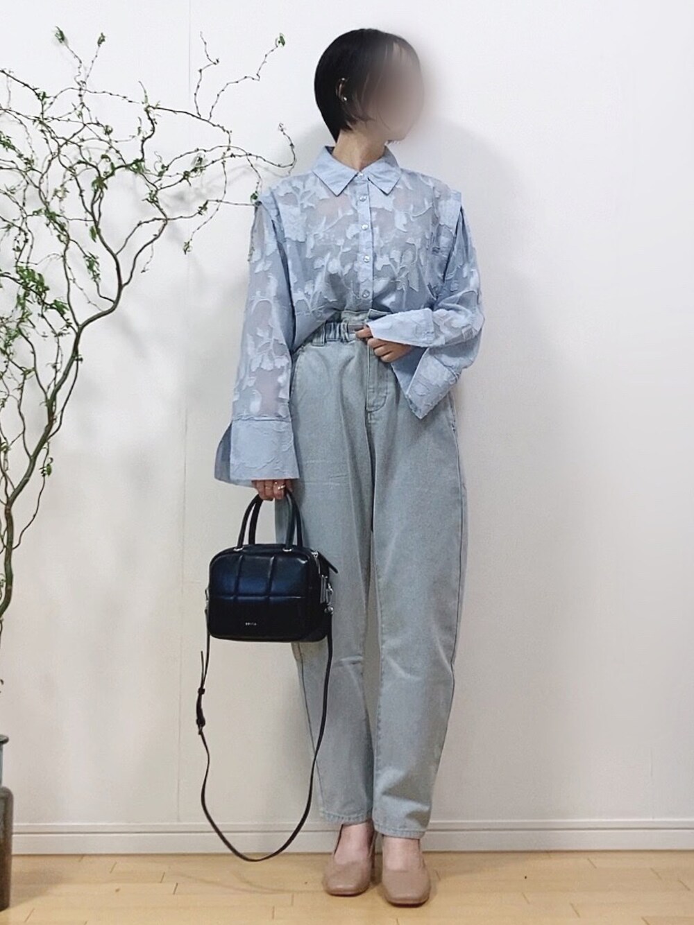 「春服デビュー宣言、キレイめカジュアル、春コーデ、ジャガード、ワントーンコーデ、淡色コーデ、ブルー、テーパードパンツ、パンプス、スクエアバッグ、パステル映える春、シアーシャツ、春服みてみて、シャツスタイル、淡色女子」｜「どこだっけwのアイテム（シャツ/ブラウス、ブルー系）」を使った、mikaさん（レディース・155cm）の春コーディネートの1枚目の写真