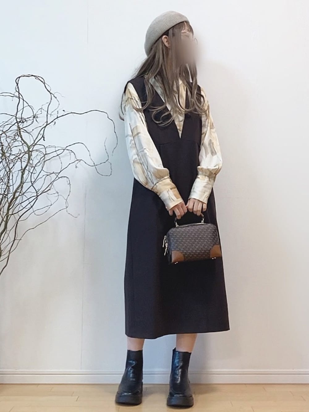 「ブラウス、ベレー帽、柄シャツ、ショートブーツ、ジャンスカ、しまむら、休日スタイル、ジャンパースカート、ウィッグ、イヤーカフ、ミニバッグ、メガネ女子、秋コーデ、スクエアバッグ」｜「F by ROSSOのF by ROSSO　ポンチジャンパースカート（ワンピース、ブラウン系）」を使った、mikaさん（レディース・155cm）の秋コーディネートの1枚目の写真