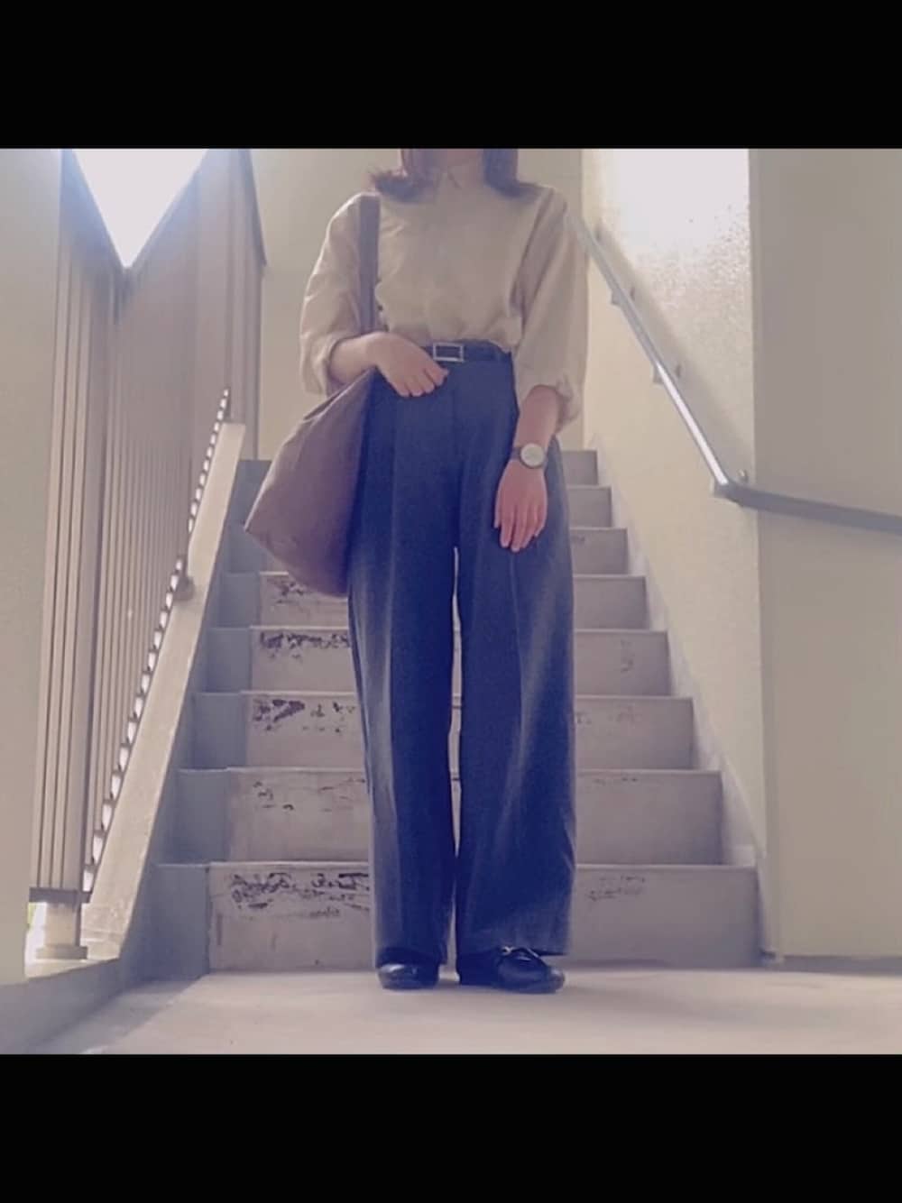 グレー系のパンツ、ブラック系のローファー、ブラウン系のトートバッグを着用したレディースの夏コーディネートの1枚目の写真