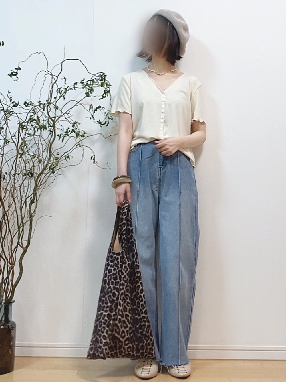 「メロウ、フリルトップス、デザイントップス、Vネック、センタープレス、デニムパンツ、ワイドパンツ、ワイドデニム、ベレー帽、レオパード、ひょう柄、エコバッグ、パールネックレス、パールアクセ、シンプルコーデ」｜「Ambre Neigeのメローボタンデザイントップス／【WEB/EC限定商品】（Tシャツ/カットソー、ホワイト系）」を使った、mikaさん（レディース・155cm）の夏コーディネートの1枚目の写真