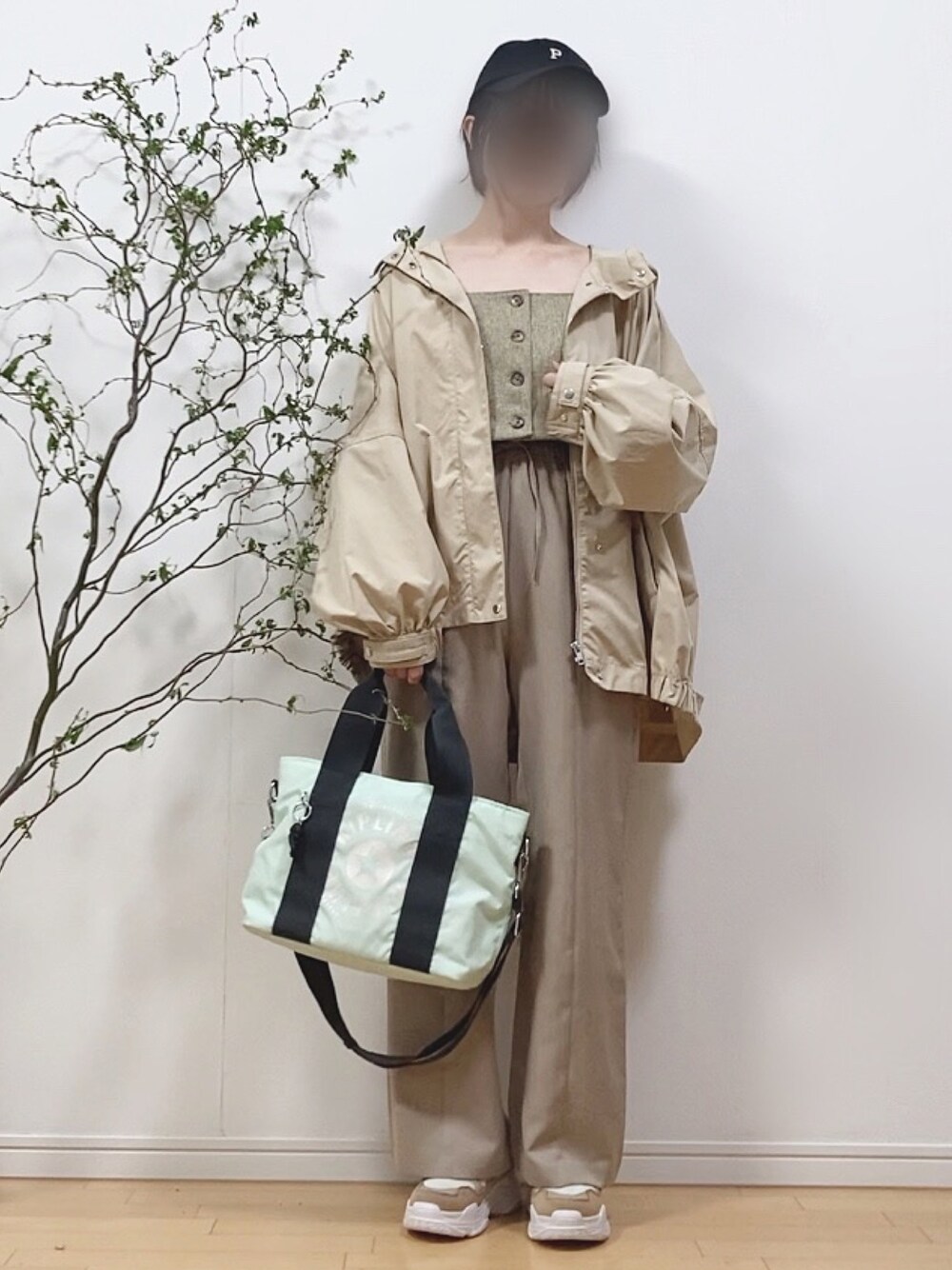 「マウンテンパーカー、ビスチェ、ショート丈トップス、キャップ、ショルダーバッグ、kipling、GU、スニーカー、厚底シューズ、ベージュ、ベージュコーデ、ワントーンコーデ、セットアップ、アウトドアスタイル、休日スタイル」｜「kiplingのミンタエム　（バッグ、グリーン系）」を使った、mikaさん（レディース・155cm）の春コーディネートの1枚目の写真