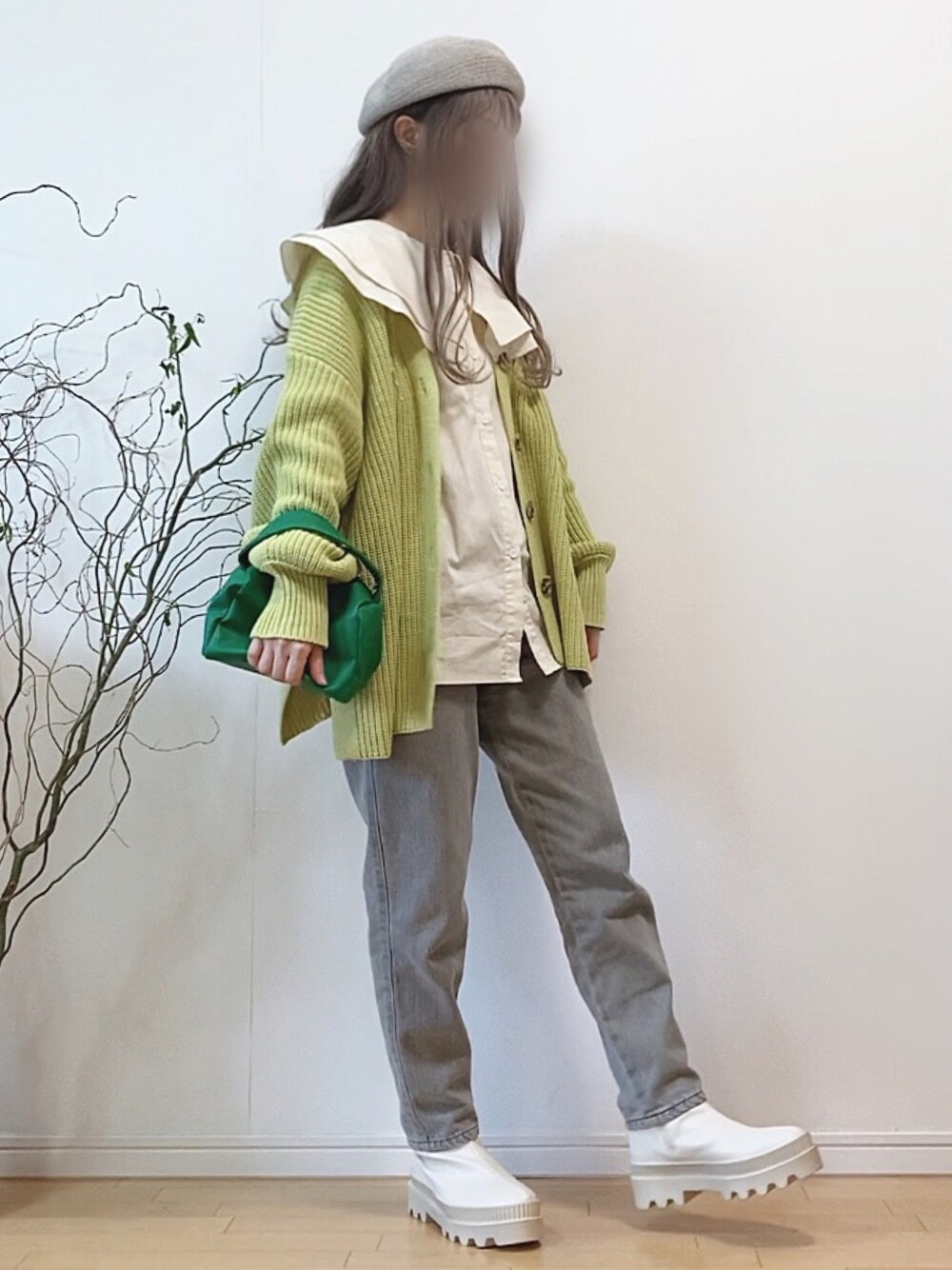 「カーディガン、ベレー帽、休日スタイル、デニムパンツ、ウィッグ、厚底シューズ、襟付きトップス、ドロップショルダー、厚底ブーツ、SOMETHING、くすみカラー、スクエアバッグ、ビッグカラー、ニュアンスカラー」｜「ITEMS URBANRESEARCHの片畦ボリュームニットカーディガン（カーディガン/ボレロ、イエロー系）」を使った、mikaさん（レディース・155cm）の秋コーディネートの1枚目の写真